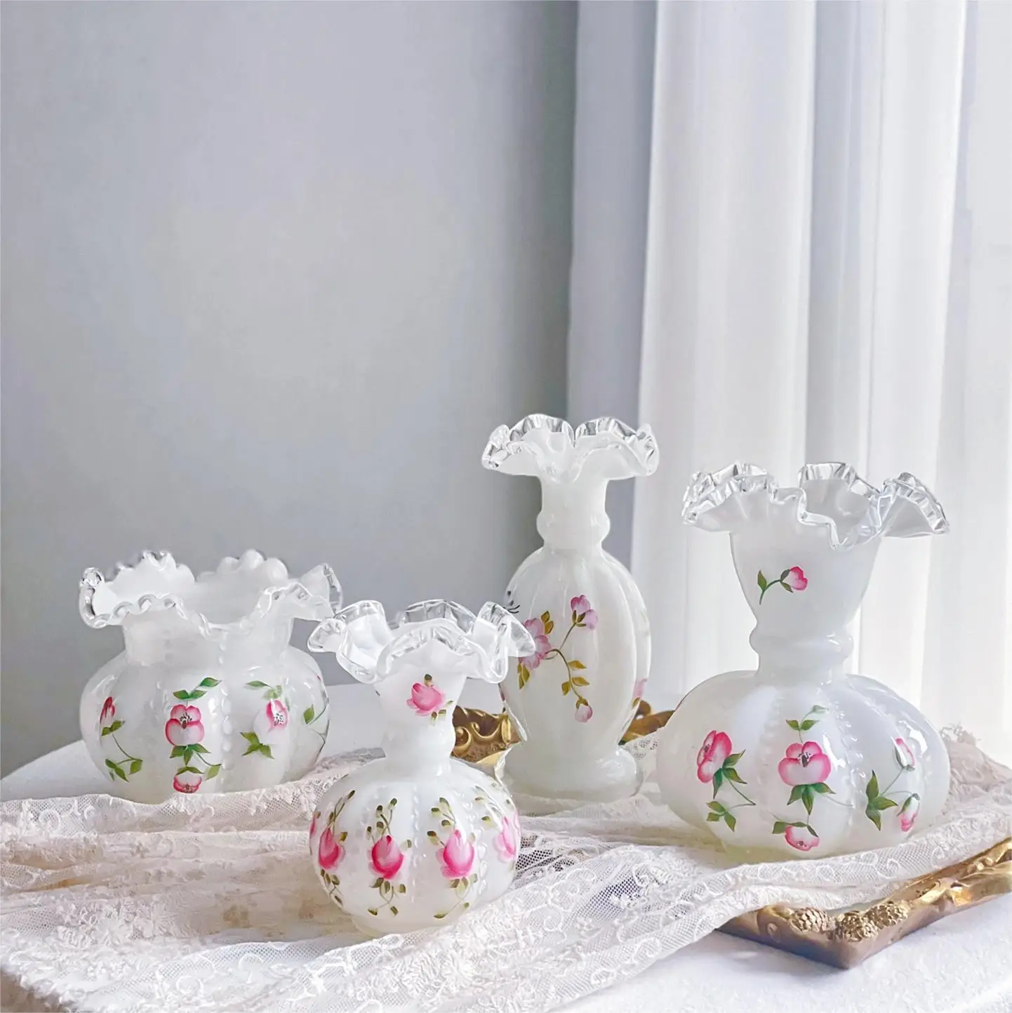 Modern style flower ware hand-painted powder cream replica hand-painted Fenton vase hand-blown glass
Modern style flower ware hand-painted powder cream replica hand-painted Fenton vase hand-blown glass