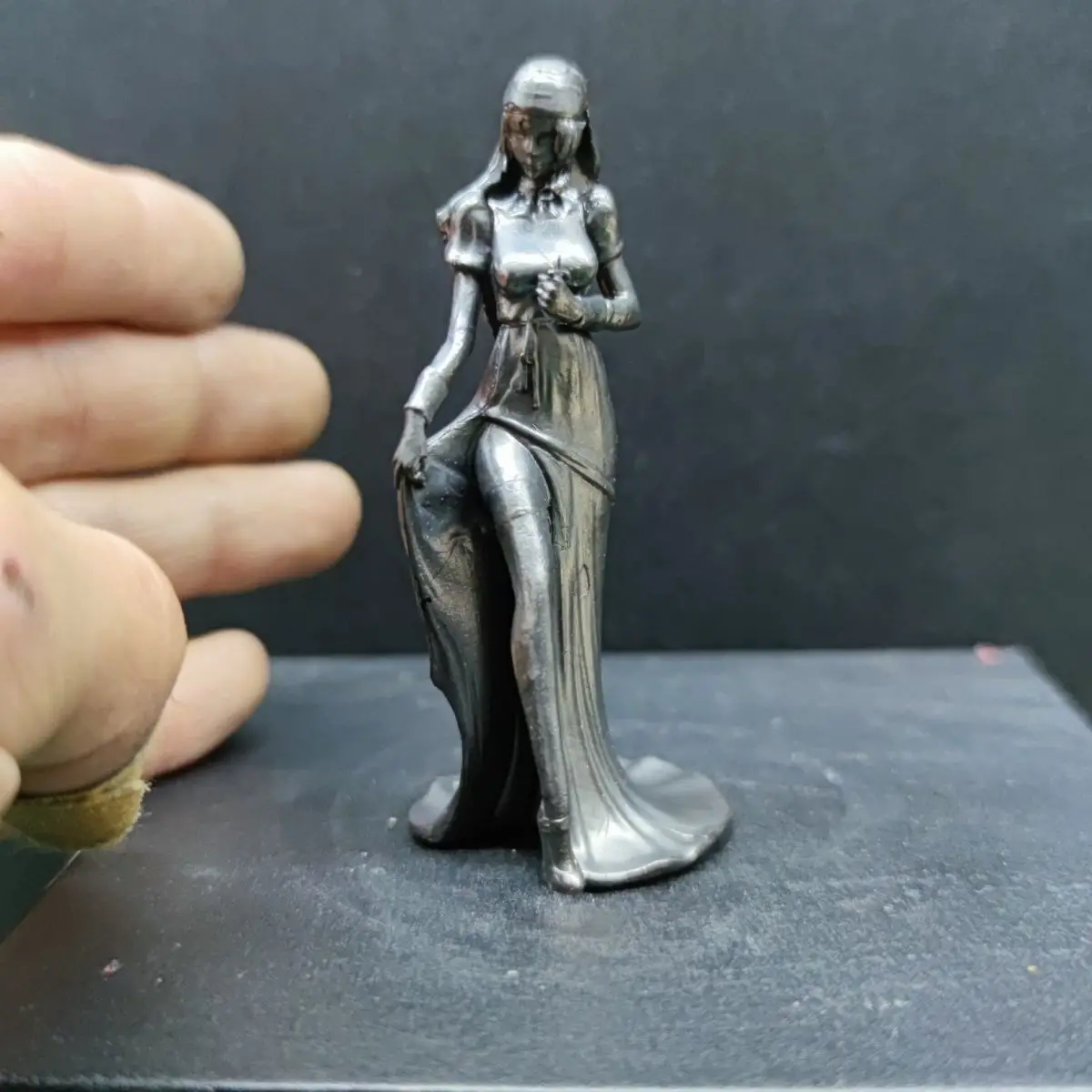 Миниатюрная медная статуэтка
Миниатюрная медная статуэтка