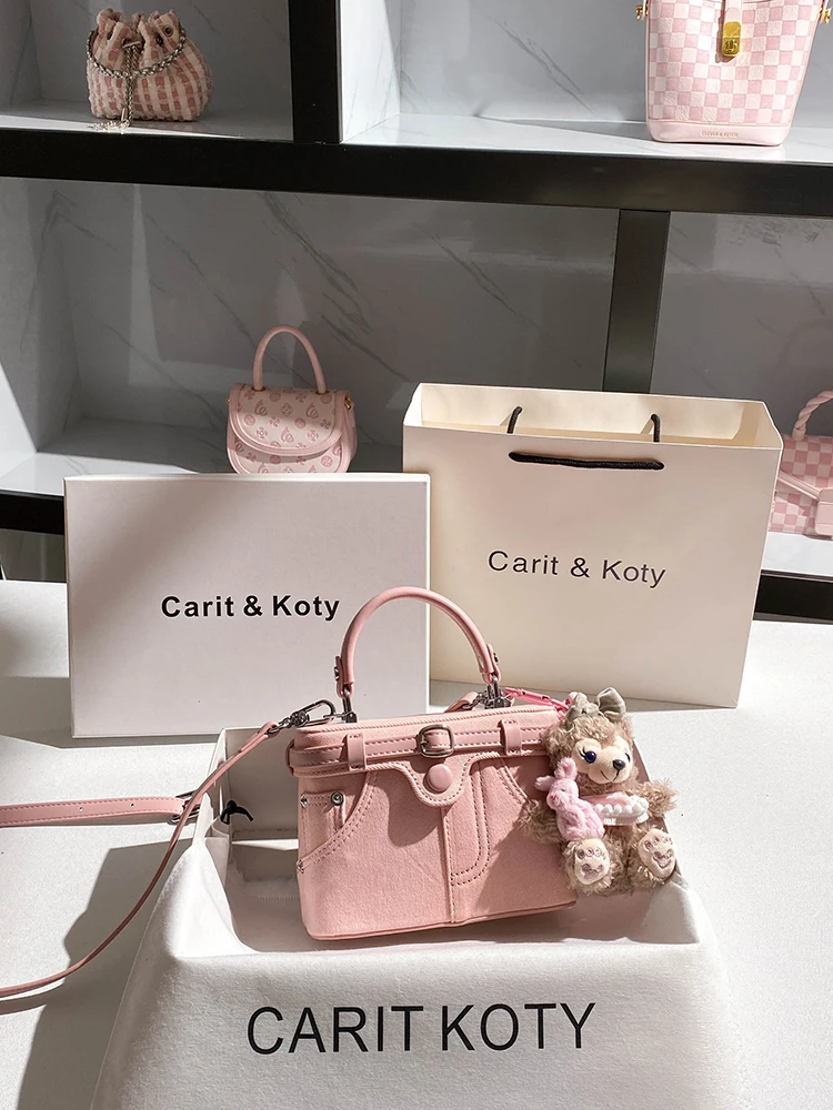 Sweet and Luxury Handheld Square Bag with Cute and Pink Bear Pendant Women Versatile and Portable Crossbody Handbag for Dating
Sweet and Luxury Handheld Square Bag with Cute and Pink Bear Pendant Women Versatile and Portable Crossbody Handbag for Dating