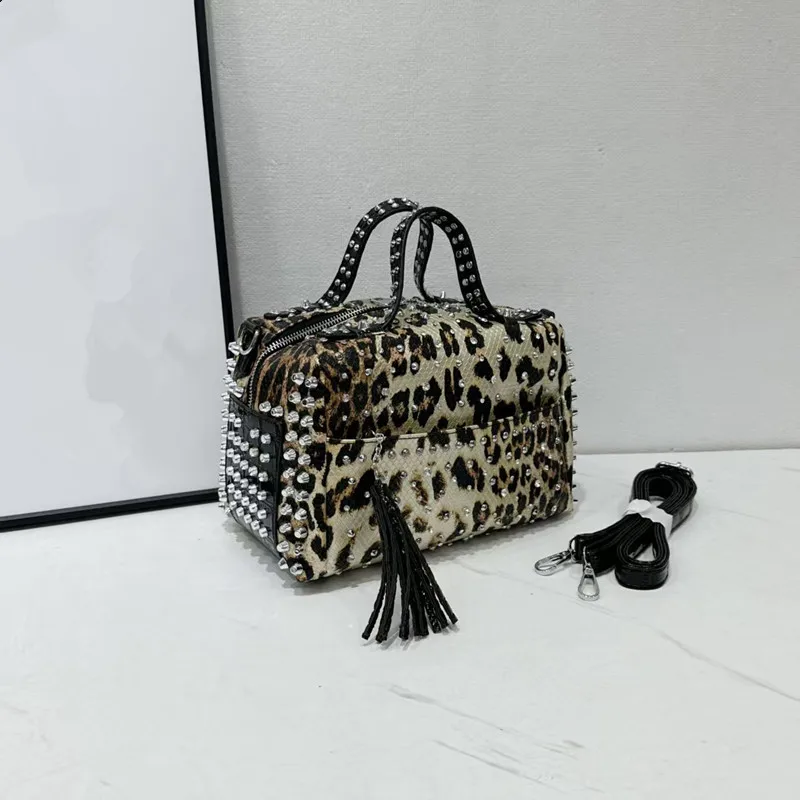 2025 Ретро-панк-стиль, женская большая сумка с заклепками и бриллиантами, роскошные сумки большой емкости со стразами, новая модная дорожная сумка на плечо