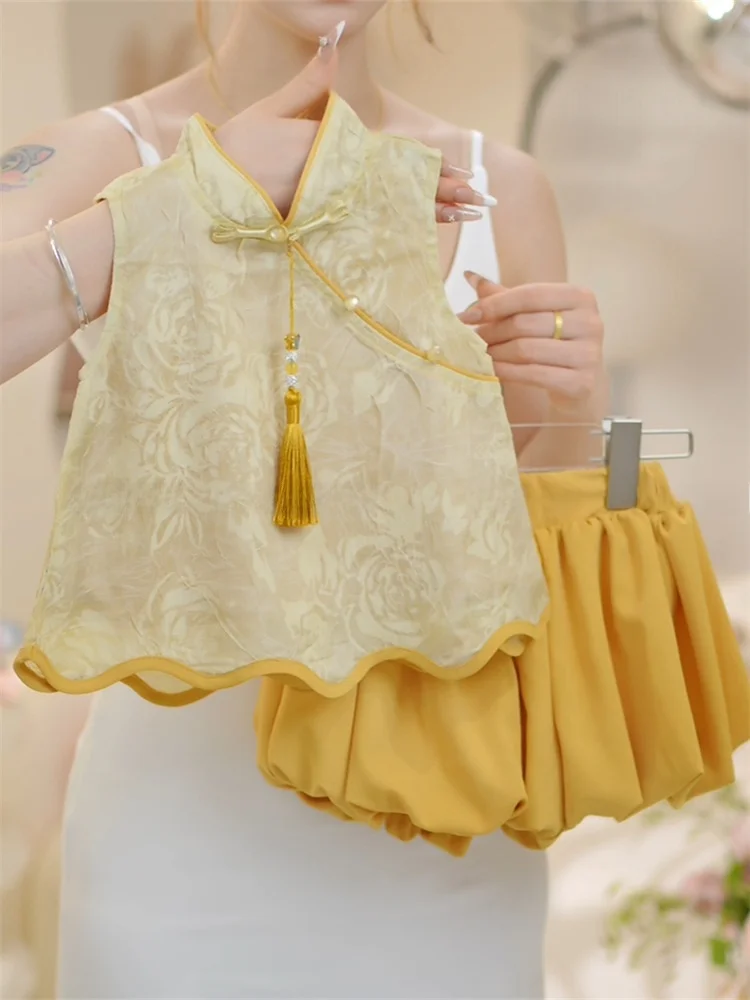 Летний комплект для девочек: жилетка с цветочной вышивкой на пуговицах и шорты, модный детский наряд с принтом «Цветы», стильный комплект из двух предметов
Летний комплект для девочек: жилетка с цветочной вышивкой на пуговицах и шорты, модный детский наряд с принтом «Цветы», стильный комплект из двух предметов