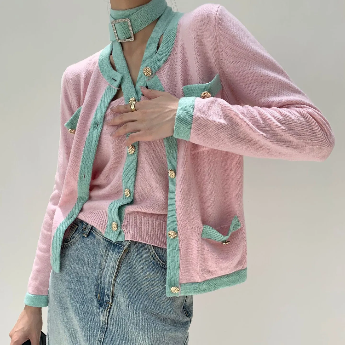 Высококачественный парижский роскошный вязаный жилет с розовым ремешком Ne, круглый открытый кардиган, комплект Ele Faionable, женский ансамбль
Высококачественный парижский роскошный вязаный жилет с розовым ремешком Ne, круглый открытый кардиган, комплект Ele Faionable, женский ансамбль