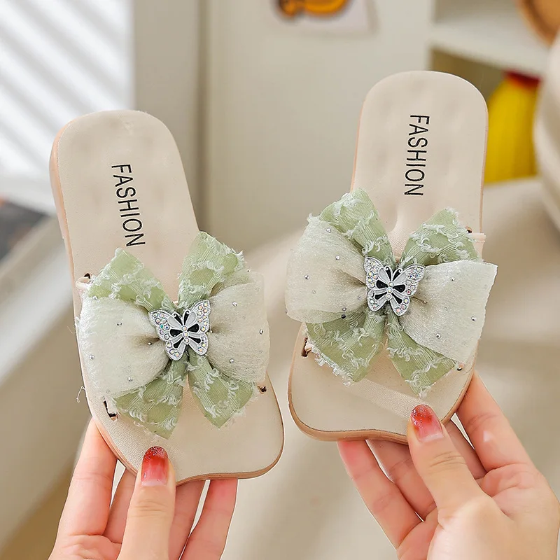 Sweet and Cute Children's Slippers Girls Bow Flip-flops School Versatile Casual Shoes Toddlers Outdoor Flower Sandals Non-slip.
Sweet and Cute Children's Slippers Girls Bow Flip-flops School Versatile Casual Shoes Toddlers Outdoor Flower Sandals Non-slip.