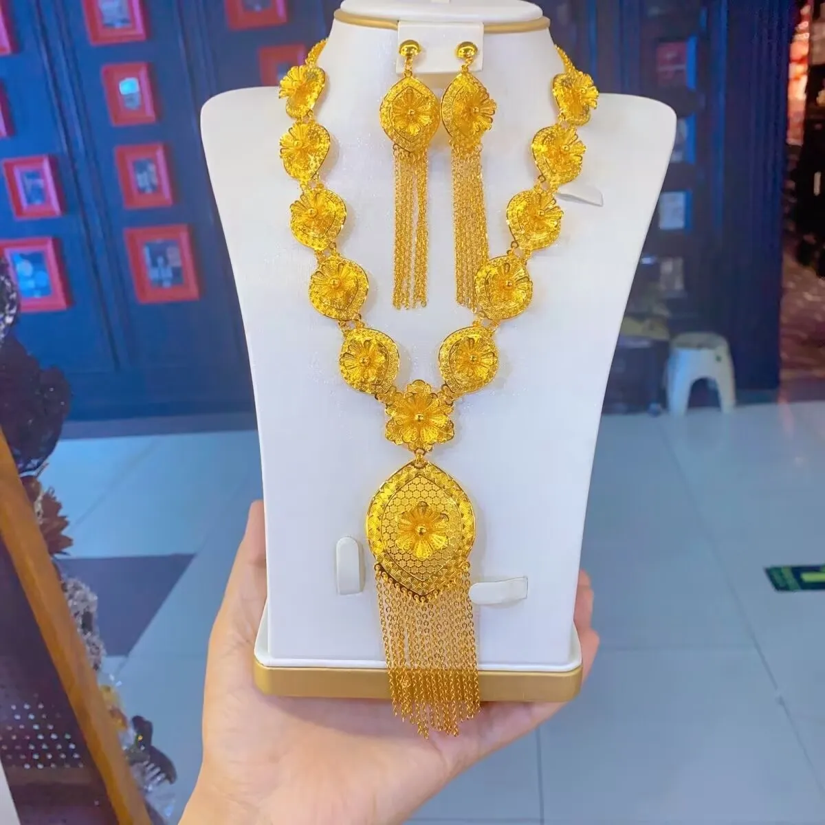 New Dubai 24K Gold Plated Necklace Earrings for Women's Romantic Wedding Mother Party Gift Jewelry Set yy10547
New Dubai 24K Gold Plated Necklace Earrings for Women's Romantic Wedding Mother Party Gift Jewelry Set yy10547