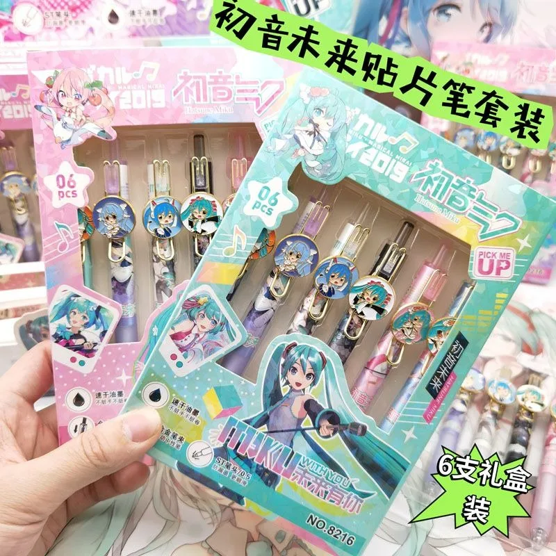 Черная нейтральная ручка Hatsune Miku с мультяшным аниме, быстросохнущая гладкая ручка с черными чернилами 0,5 мм, симпатичная пластырь из сплава, школьные принадлежности для студентов
Черная нейтральная ручка Hatsune Miku с мультяшным аниме, быстросохнущая гладкая ручка с черными чернилами 0,5 мм, симпатичная пластырь из сплава, школьные принадлежности для студентов