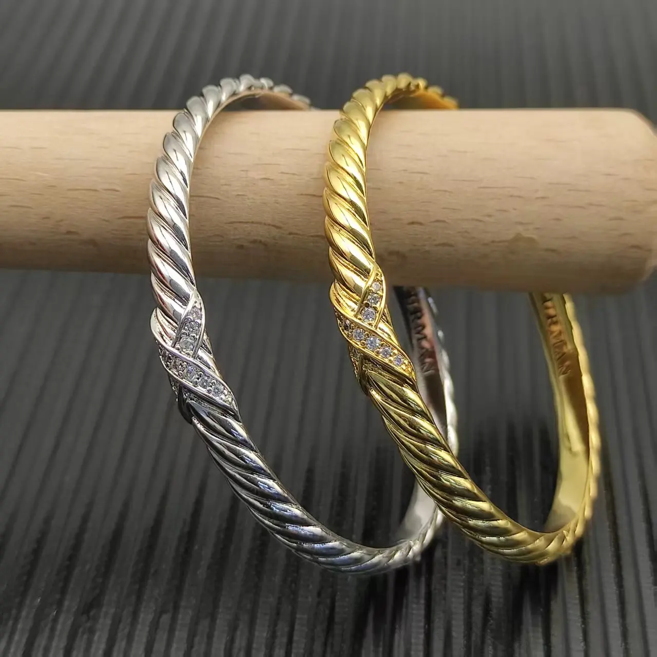 S925 Sterling Silver 6.2mm X Engraved Wave Bracelet Neutral Fashion Personality Classic Trend Retro Luxury Jewelry Party Gift by
S925 Sterling Silver 6.2mm X Engraved Wave Bracelet Neutral Fashion Personality Classic Trend Retro Luxury Jewelry Party Gift by