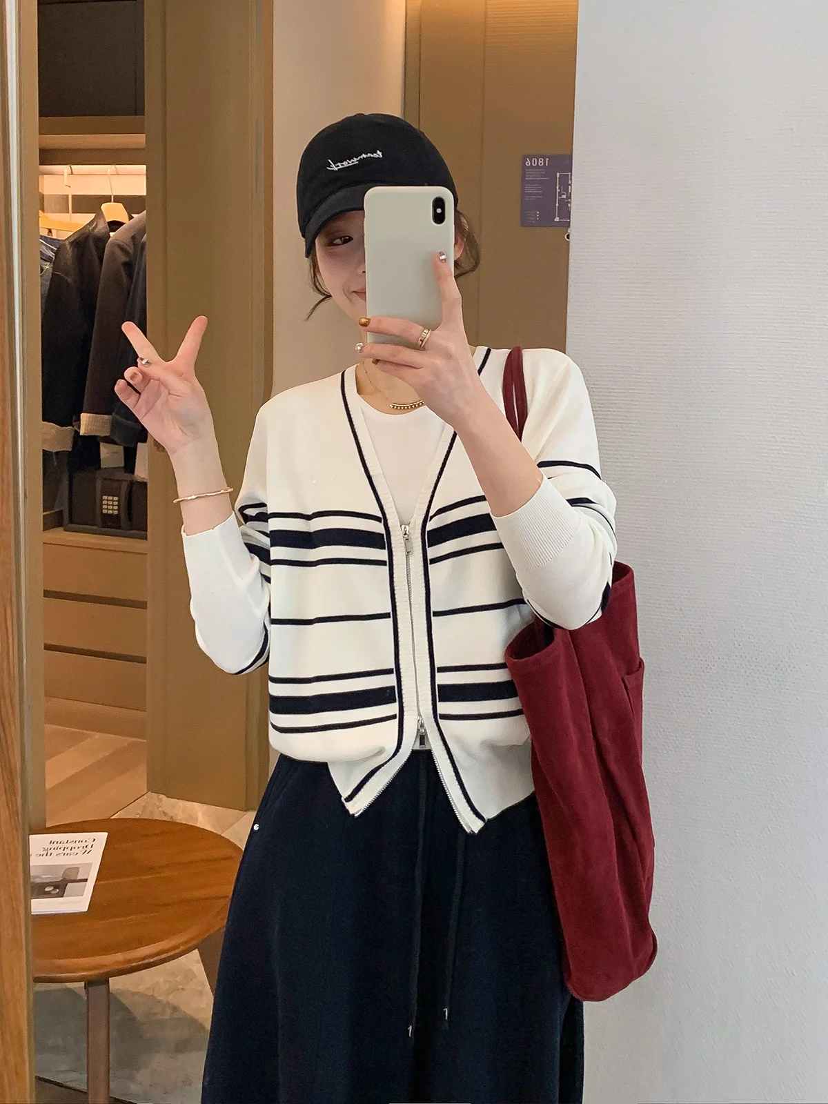 Faionable Korean Sle Striped Long Sve Knitted Sweater Women's Fake Two-Piece Spring New Arrival Love Devil Fi Top
Faionable Korean Sle Striped Long Sve Knitted Sweater Women's Fake Two-Piece Spring New Arrival Love Devil Fi Top