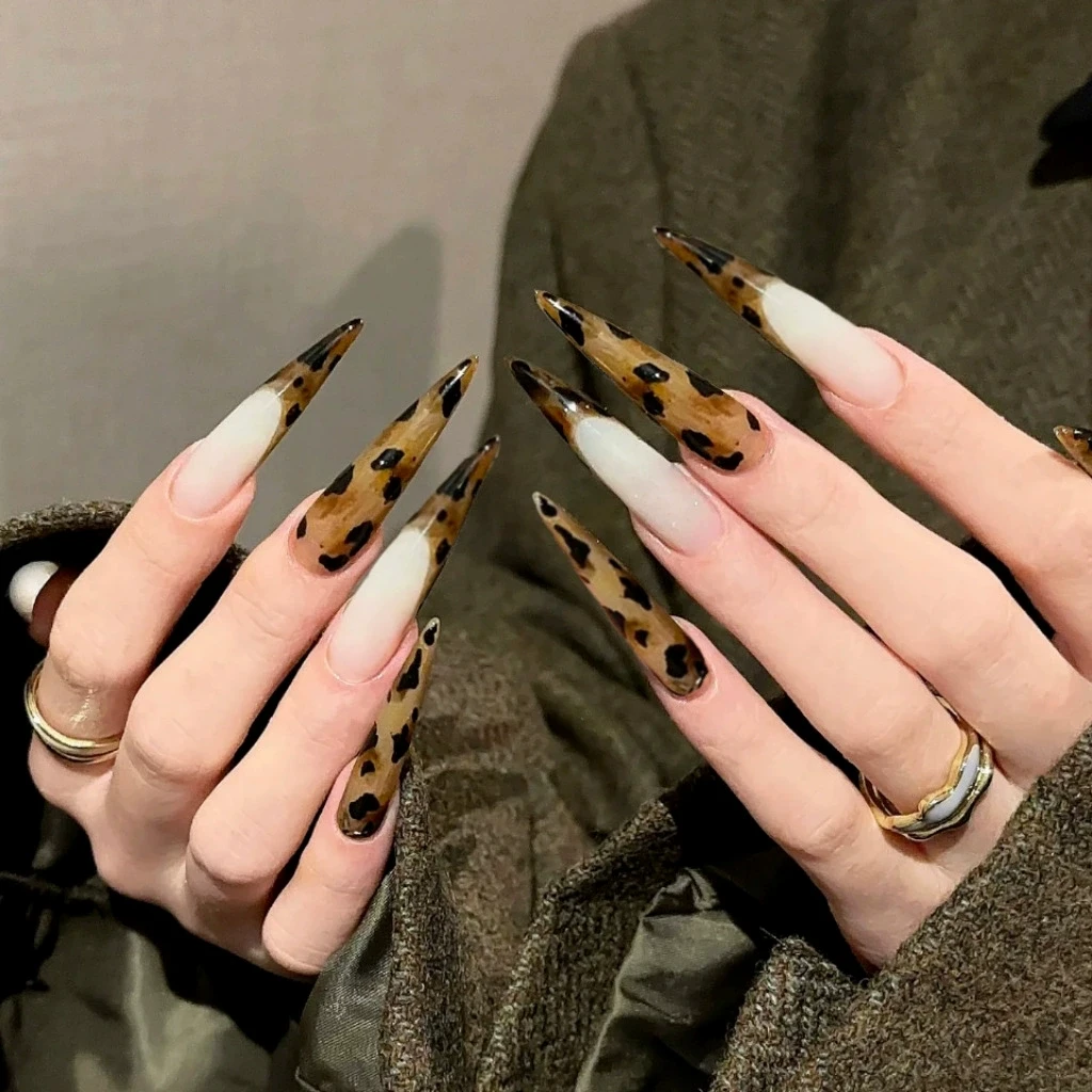 24PCS Leopard Print French Tip Fake Nails Spice Girl's Amber Pointed Artificial Nails Press On Long Stiletto Cool Y2k False Nail
24PCS Leopard Print French Tip Fake Nails Spice Girl's Amber Pointed Artificial Nails Press On Long Stiletto Cool Y2k False Nail