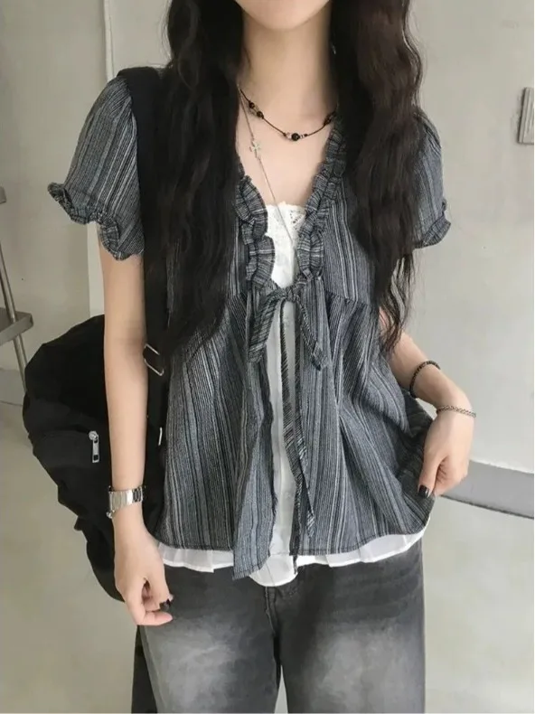 Sweet Style Wood Grain Splice V-neck Belted Fake Two-piece Short Sleeve Shirt Women Summer New Age Reduction Elegant Top
Sweet Style Wood Grain Splice V-neck Belted Fake Two-piece Short Sleeve Shirt Women Summer New Age Reduction Elegant Top