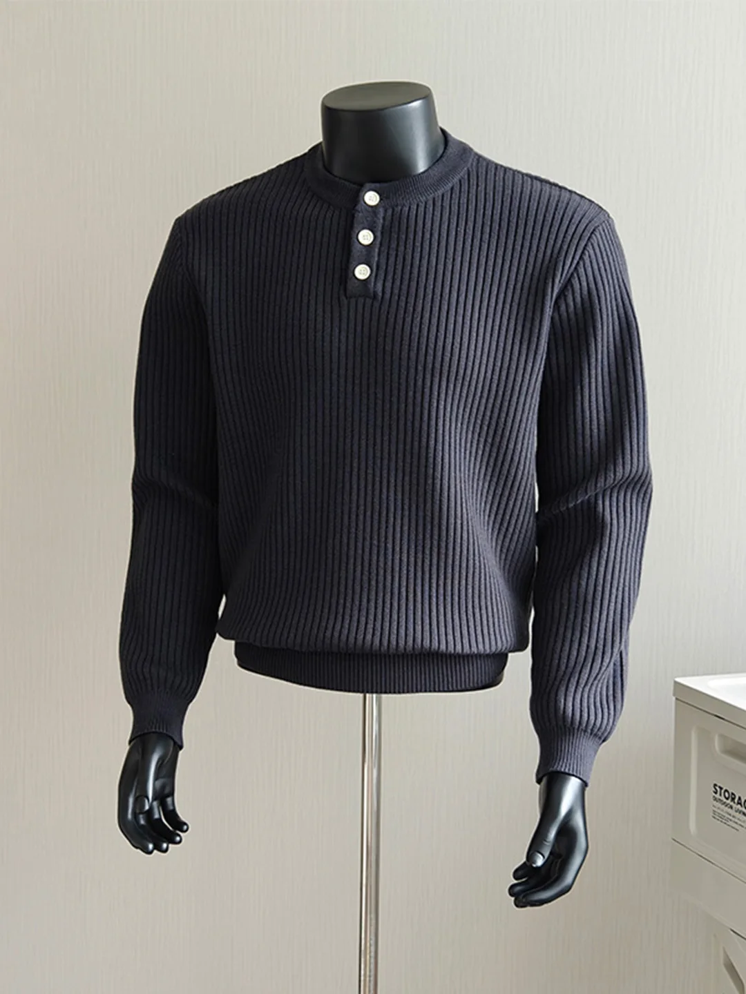 Черная облегающая трикотажная рубашка с воротником хенли для мужчин, осенне-зимняя, в стиле кэжуал, с белыми пуговицами, базовая, для повседневной носки
Черная облегающая трикотажная рубашка с воротником хенли для мужчин, осенне-зимняя, в стиле кэжуал, с белыми пуговицами, базовая, для повседневной носки