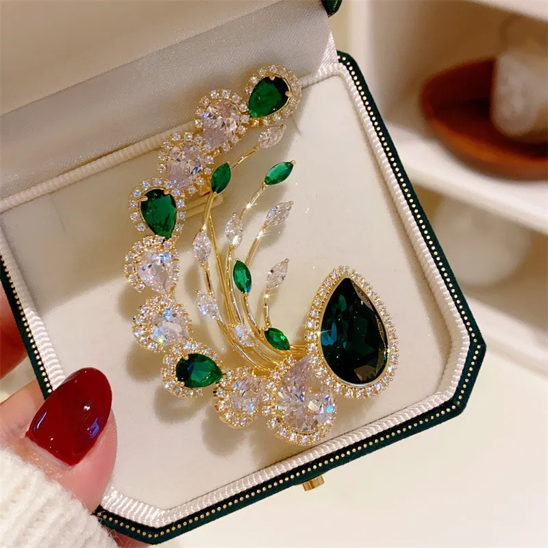 CC Shining Brooches Imitation Emerald Water Drop Shape Corasge Exquisite Sweater Pins Vintage Cheongsam Pin Luxury Jewelry B126
CC Shining Brooches Imitation Emerald Water Drop Shape Corasge Exquisite Sweater Pins Vintage Cheongsam Pin Luxury Jewelry B126