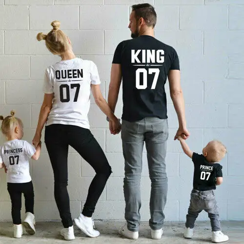 Комплект для семьи King Queen, принцесса, принц, одинаковые комплекты, футболки для мам, пап и детей, летняя футболка для отпуска
Комплект для семьи King Queen, принцесса, принц, одинаковые комплекты, футболки для мам, пап и детей, летняя футболка для отпуска