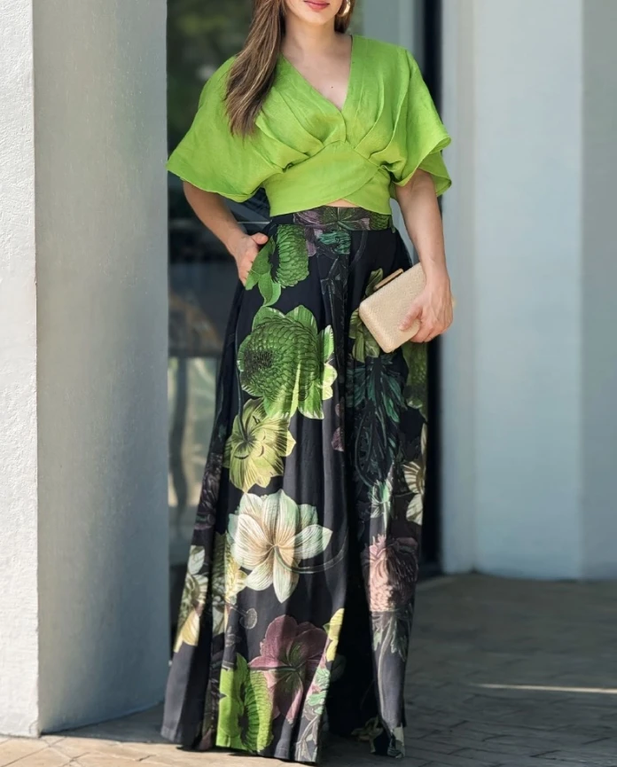 Women Two Pieces Trendy 2024 V Neck Short Sleeve Ruched Design Crop Top and Floral Print Pocket Design Wide Leg Dress Pants Sets
Women Two Pieces Trendy 2024 V Neck Short Sleeve Ruched Design Crop Top and Floral Print Pocket Design Wide Leg Dress Pants Sets