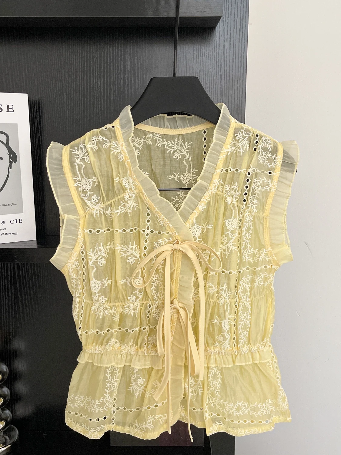Elegant Heavy Embroidery Hollow out V-Neck Sleeveless Shirt Women Summer Design Tying Pleated Chic Blouse Korean Loose Fit
Elegant Heavy Embroidery Hollow out V-Neck Sleeveless Shirt Women Summer Design Tying Pleated Chic Blouse Korean Loose Fit