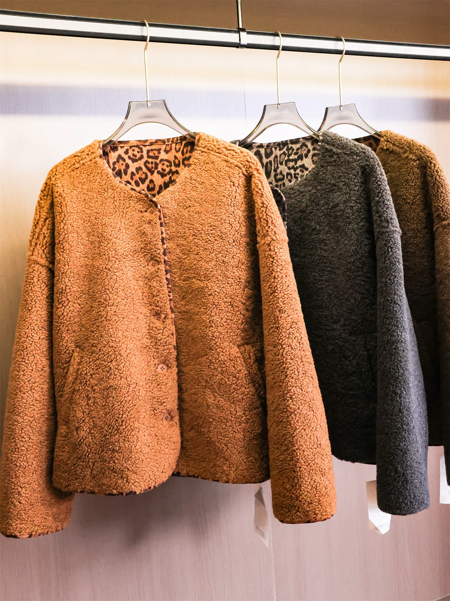 Thickened Warm Lamb Fur round Neck Long Sleeve Coat Women's Casual Style Contrast Color Leopard Print Integrated Leather And ...
Thickened Warm Lamb Fur round Neck Long Sleeve Coat Women's Casual Style Contrast Color Leopard Print Integrated Leather And ...