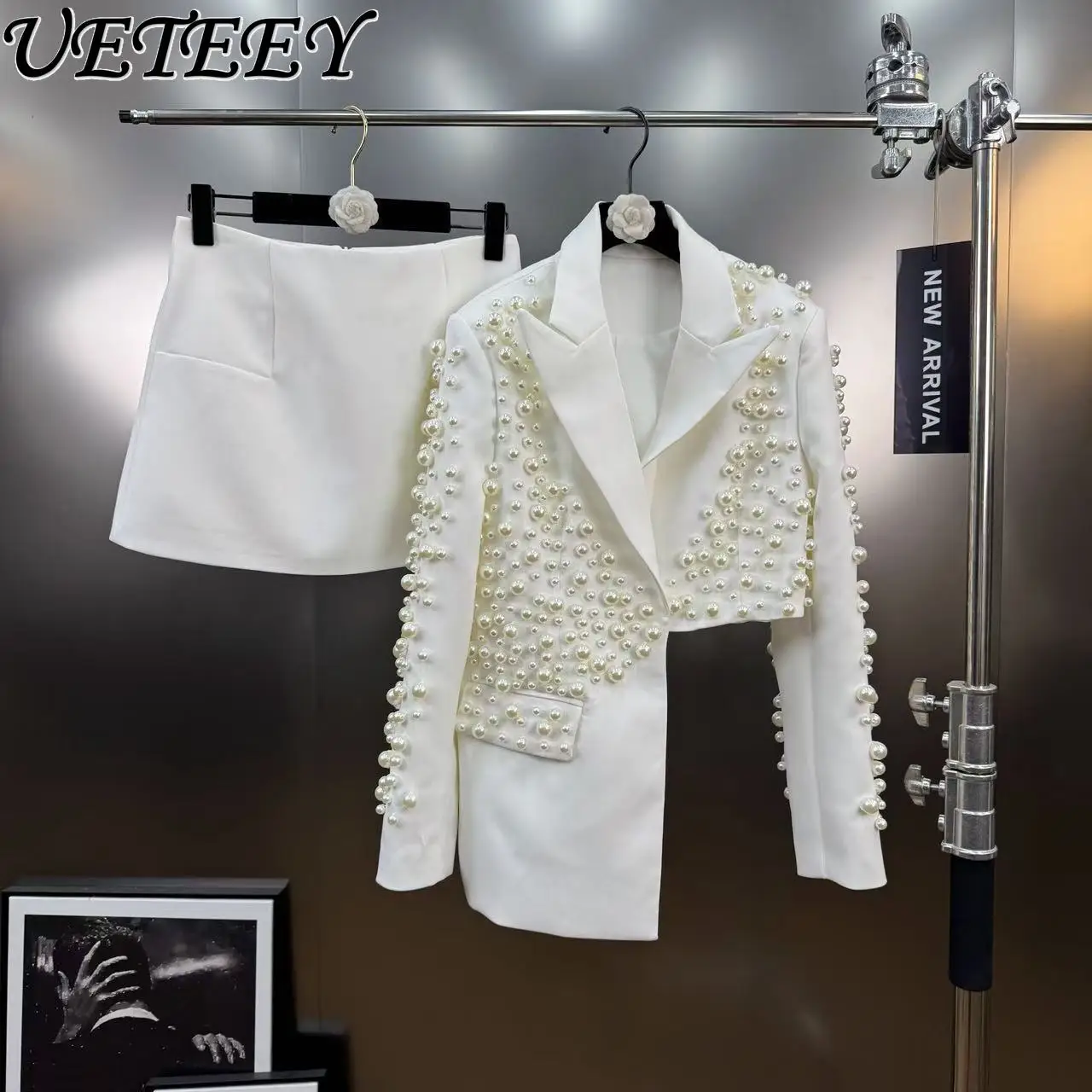 Осенний элегантный стиль во французском стиле, тяжелый дизайн с бисером, нерегулярный пиджак, пальто и прямая короткая юбка, модный комплект из двух предметов
Осенний элегантный стиль во французском стиле, тяжелый дизайн с бисером, нерегулярный пиджак, пальто и прямая короткая юбка, модный комплект из двух предметов