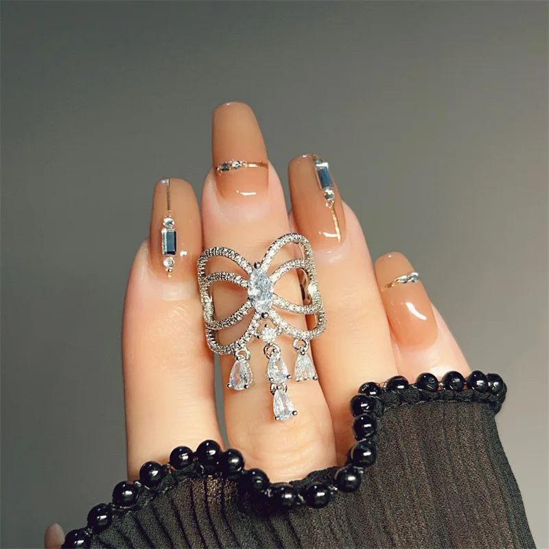 Creative hollow out bowknot tassel rings for women diamond inlaid simple light luxuries silver 925 wedding ring fine jewelry
Creative hollow out bowknot tassel rings for women diamond inlaid simple light luxuries silver 925 wedding ring fine jewelry