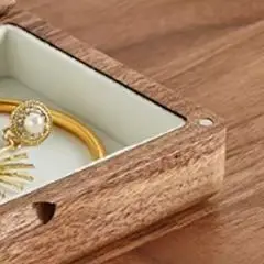 Деревянная шкатулка для драгоценностей в стиле ретро в скандинавском стиле, органайзер из орехового дерева для колец, ожерелий, браслетов, подарок для женщин и мужчин
Деревянная шкатулка для драгоценностей в стиле ретро в скандинавском стиле, органайзер из орехового дерева для колец, ожерелий, браслетов, подарок для женщин и мужчин