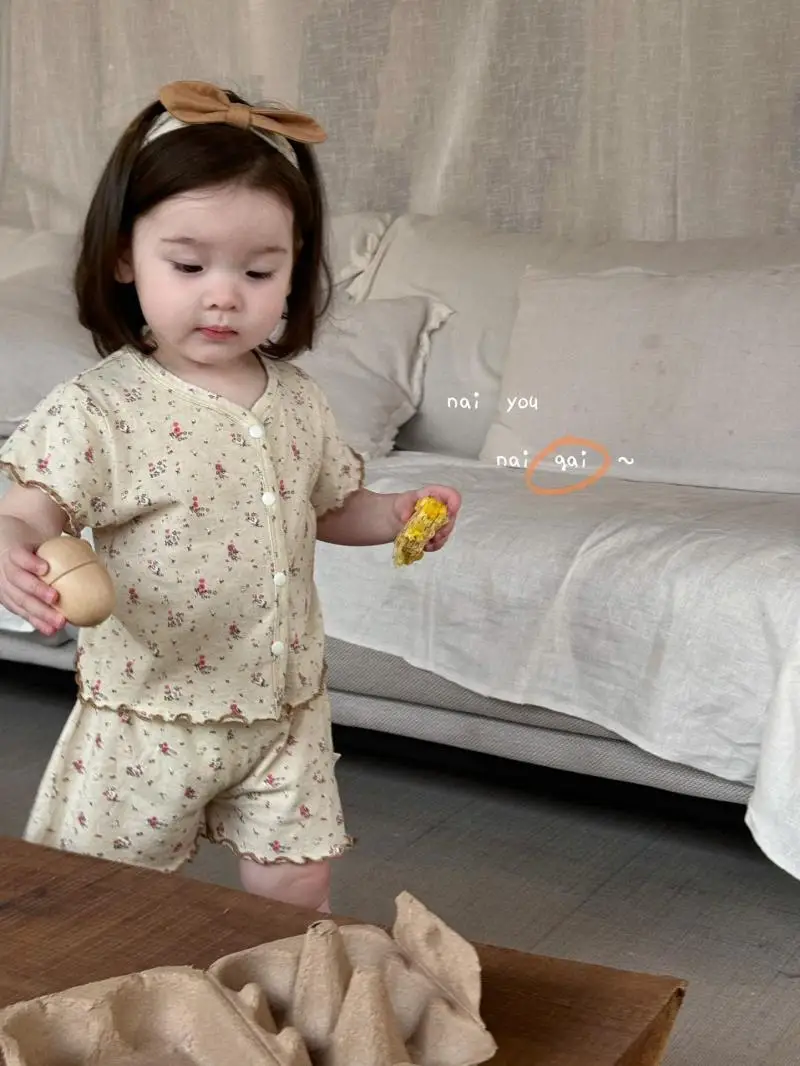 Girls Suit 2025 Summer New Childrens Clothing Korean Style Girl Baby Flowers Soft Cotton Short-sleeved Pants Pajamas Two Sets
Girls Suit 2025 Summer New Childrens Clothing Korean Style Girl Baby Flowers Soft Cotton Short-sleeved Pants Pajamas Two Sets
