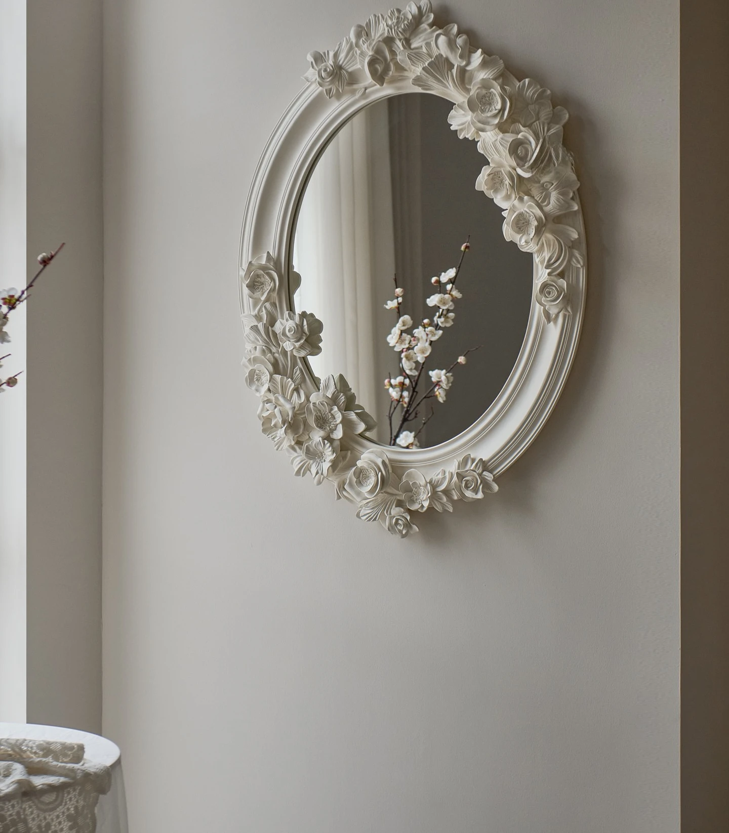 French retro bathroom mirror premium lace shape carved dresser mirror
French retro bathroom mirror premium lace shape carved dresser mirror
