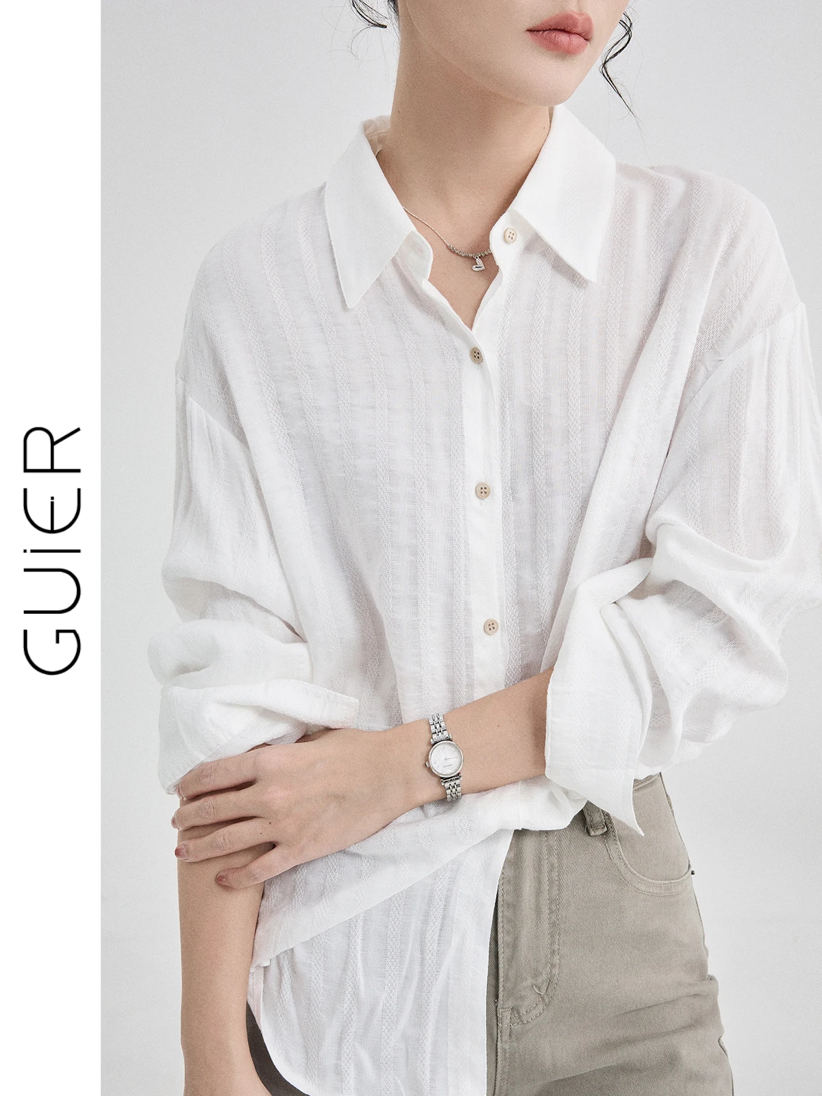 Белая полосатая повседневная рубашка для женщин, весна 2026, новая коллекция, универсальная, простая, элегантная, бренд Guier, свободный крой, длинный рукав
Белая полосатая повседневная рубашка для женщин, весна 2026, новая коллекция, универсальная, простая, элегантная, бренд Guier, свободный крой, длинный рукав