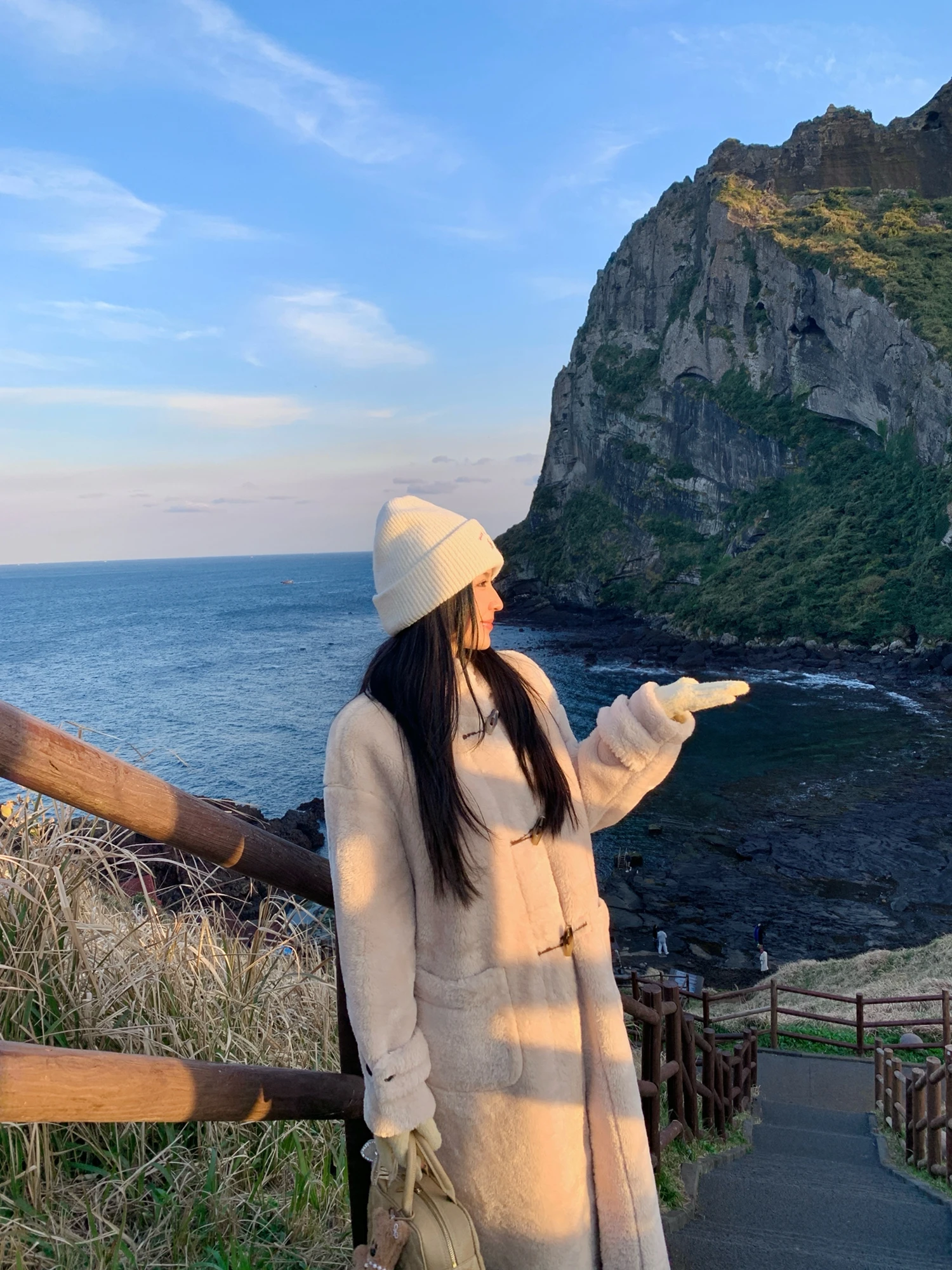 Eco-Friendly Mink Fur Jaet Mid-Length Stand Collar Button-Up Coat Inteated Leather And Fur Winter Outerwear for Women
Eco-Friendly Mink Fur Jaet Mid-Length Stand Collar Button-Up Coat Inteated Leather And Fur Winter Outerwear for Women