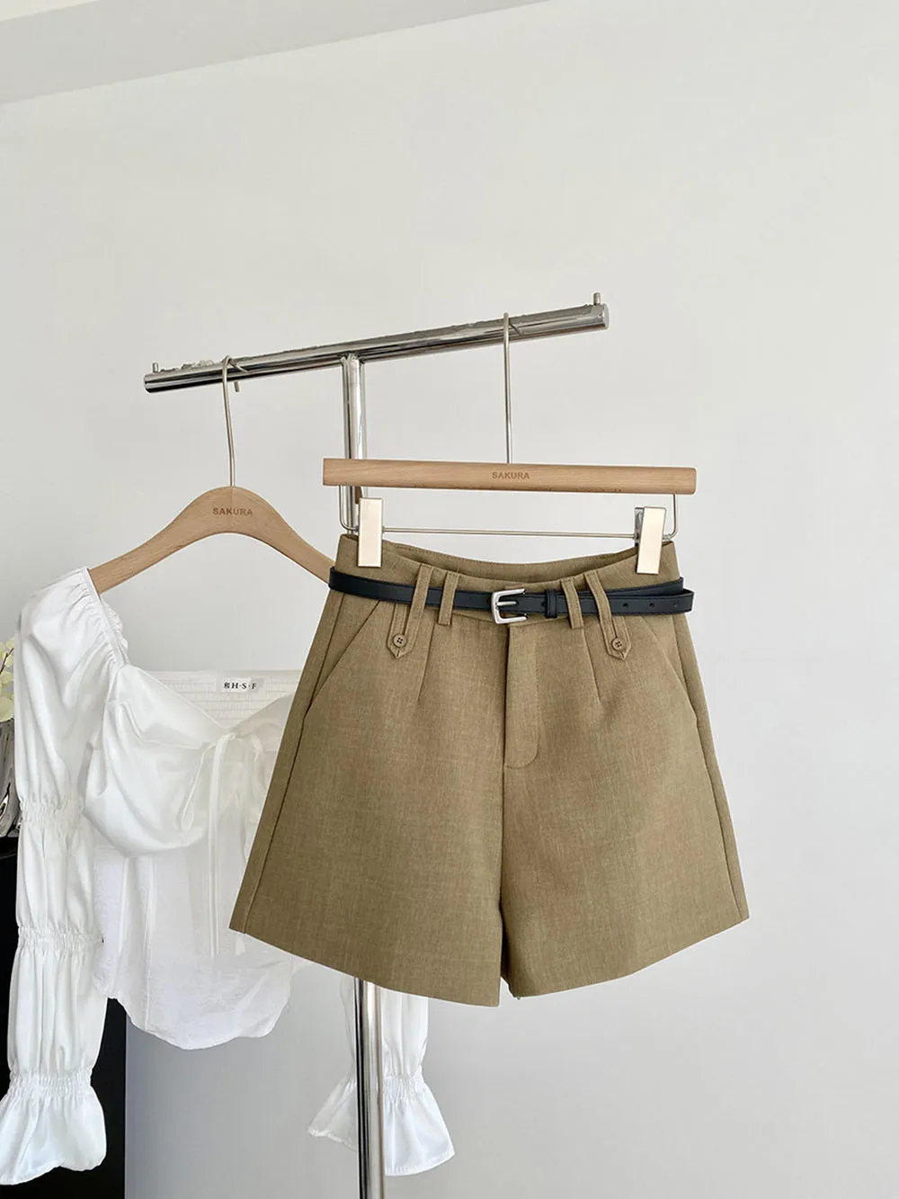 New Summer Solid Color Woman Shorts Simple Design High Waist Slim Fit Hole Ripped Five Points Pants Trendy Women's Shorts
New Summer Solid Color Woman Shorts Simple Design High Waist Slim Fit Hole Ripped Five Points Pants Trendy Women's Shorts