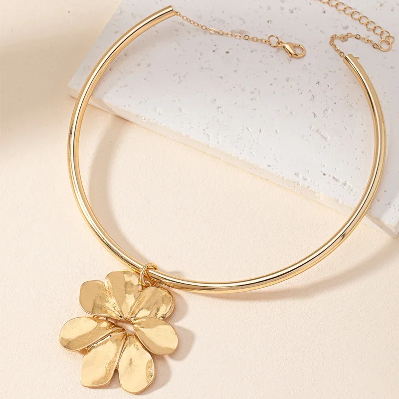Fashion Flower Pendant Necklace Chic Gold Color Metal Necklace for Women Korean Style Bow Big Flower Choker Gift Party
Fashion Flower Pendant Necklace Chic Gold Color Metal Necklace for Women Korean Style Bow Big Flower Choker Gift Party