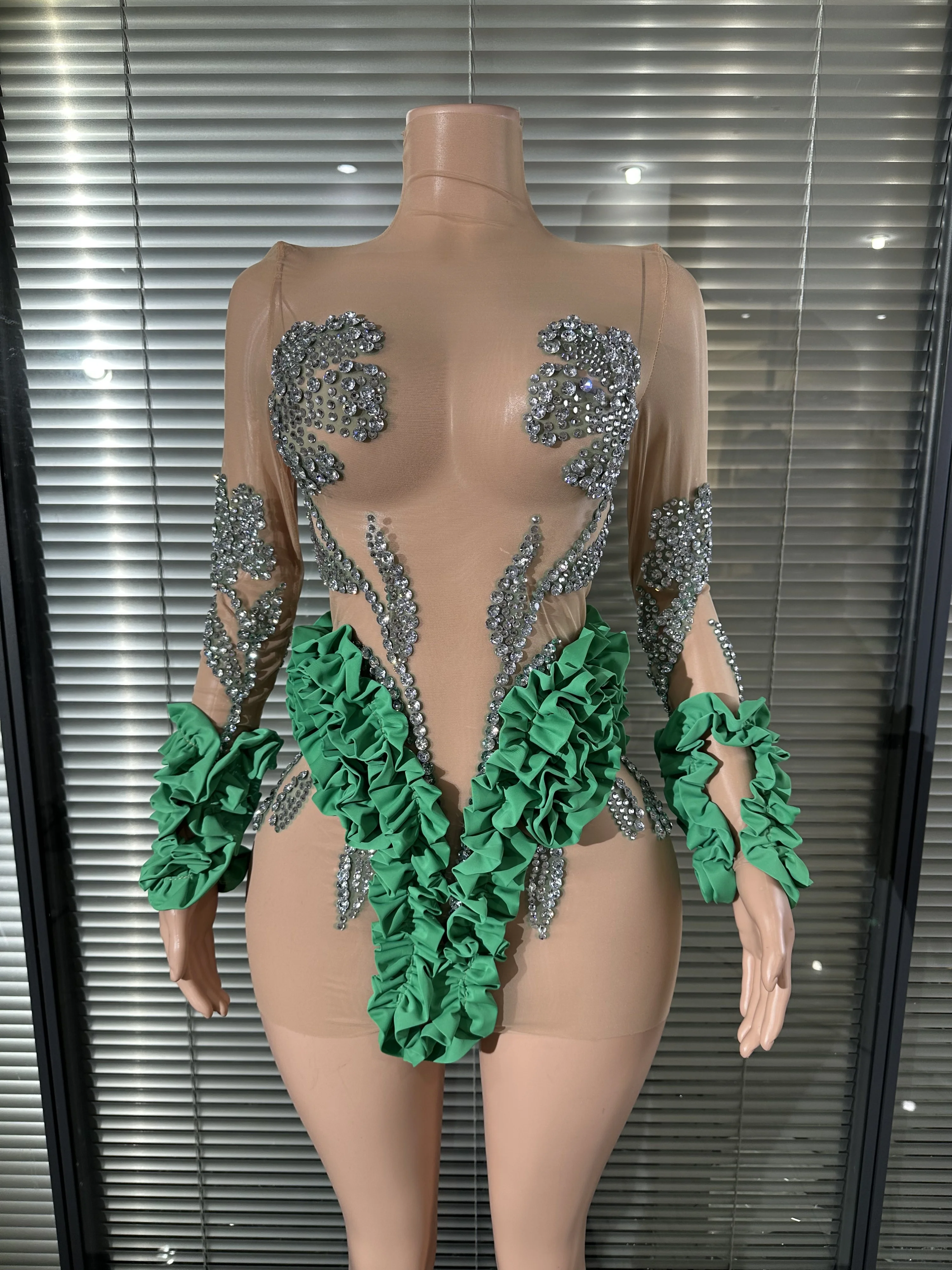 Элегантное зеленое мини-платье с рюшами и прозрачными вставками, сексуальный костюм для выступлений, для певиц, сцены, ночного клуба, гламурное, для торжественных мероприятий
Элегантное зеленое мини-платье с рюшами и прозрачными вставками, сексуальный костюм для выступлений, для певиц, сцены, ночного клуба, гламурное, для торжественных мероприятий