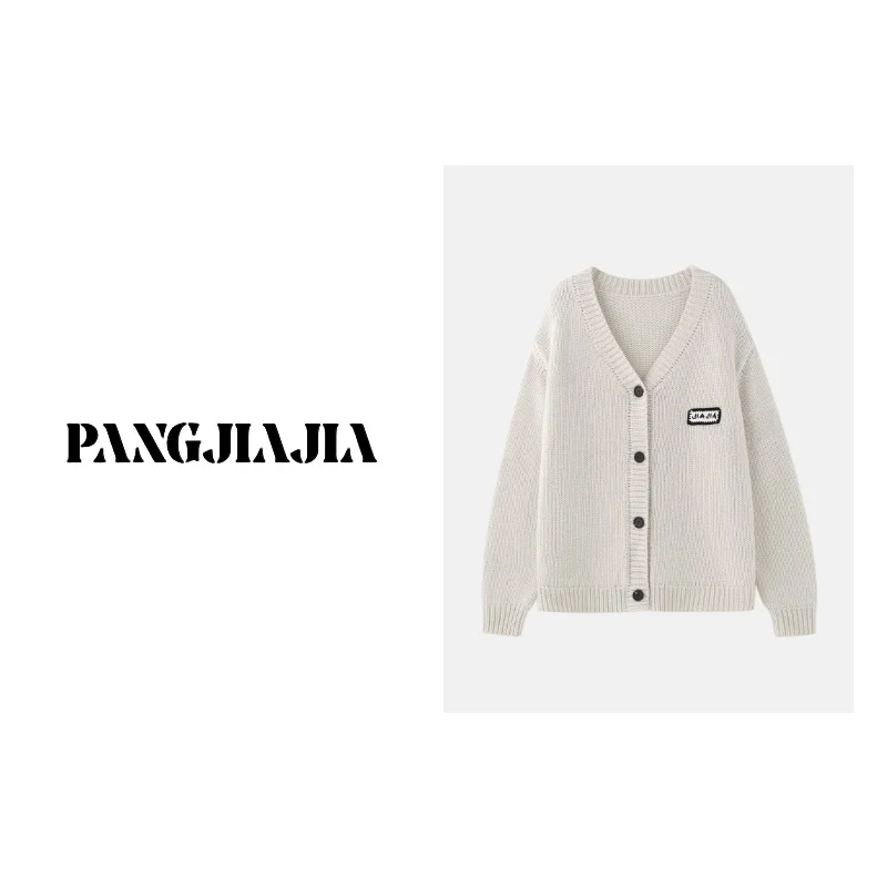 Вязаный кардиган Fat JiaJia с длинными рукавами и V-образным вырезом, осенний, антивозрастной, с золотой этикеткой, свободного кроя, из нейлона, стандартный размер
Вязаный кардиган Fat JiaJia с длинными рукавами и V-образным вырезом, осенний, антивозрастной, с золотой этикеткой, свободного кроя, из нейлона, стандартный размер