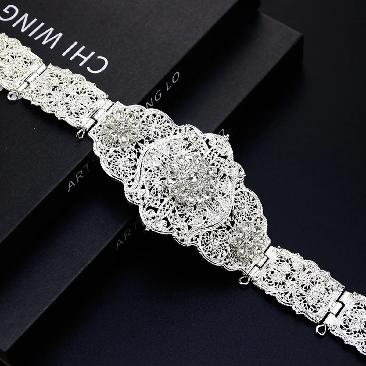 Golden Belt Waist Chain Inlaid Rhinestone Clever Hollow Design Dignified Atmosphere Middle East Wedding Banquet Belt Jewelry
Golden Belt Waist Chain Inlaid Rhinestone Clever Hollow Design Dignified Atmosphere Middle East Wedding Banquet Belt Jewelry