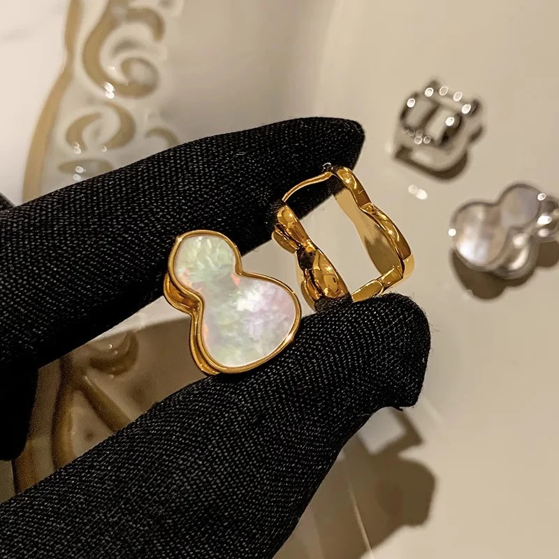 Natural White Shell Gourd Earrings for Women Light Luxury Exquisite High-end Feeling Daily Fashion Banquet Jewelry Ear Buckle
Natural White Shell Gourd Earrings for Women Light Luxury Exquisite High-end Feeling Daily Fashion Banquet Jewelry Ear Buckle