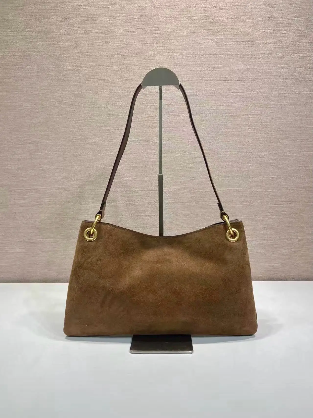 Новая зимняя женская сумка-тоут 2025 года из замши, вместительная модная сумка через плечо для женщин
Новая зимняя женская сумка-тоут 2025 года из замши, вместительная модная сумка через плечо для женщин