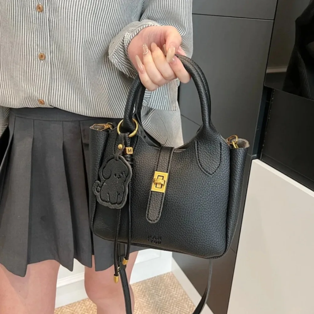 Trendy Chic Slant Cross Bucket Bag Cute Puppy Pendant PU Leather Shoulder Bag High-End Luxury Women's Tote Bag Female
Trendy Chic Slant Cross Bucket Bag Cute Puppy Pendant PU Leather Shoulder Bag High-End Luxury Women's Tote Bag Female