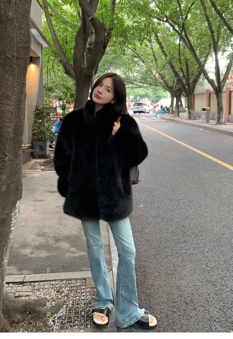 Женское пальто из искусственного меха, утепленное, с вышивкой, в корейском стиле, для комфортного ношения, из коллекции Highstreet
Женское пальто из искусственного меха, утепленное, с вышивкой, в корейском стиле, для комфортного ношения, из коллекции Highstreet