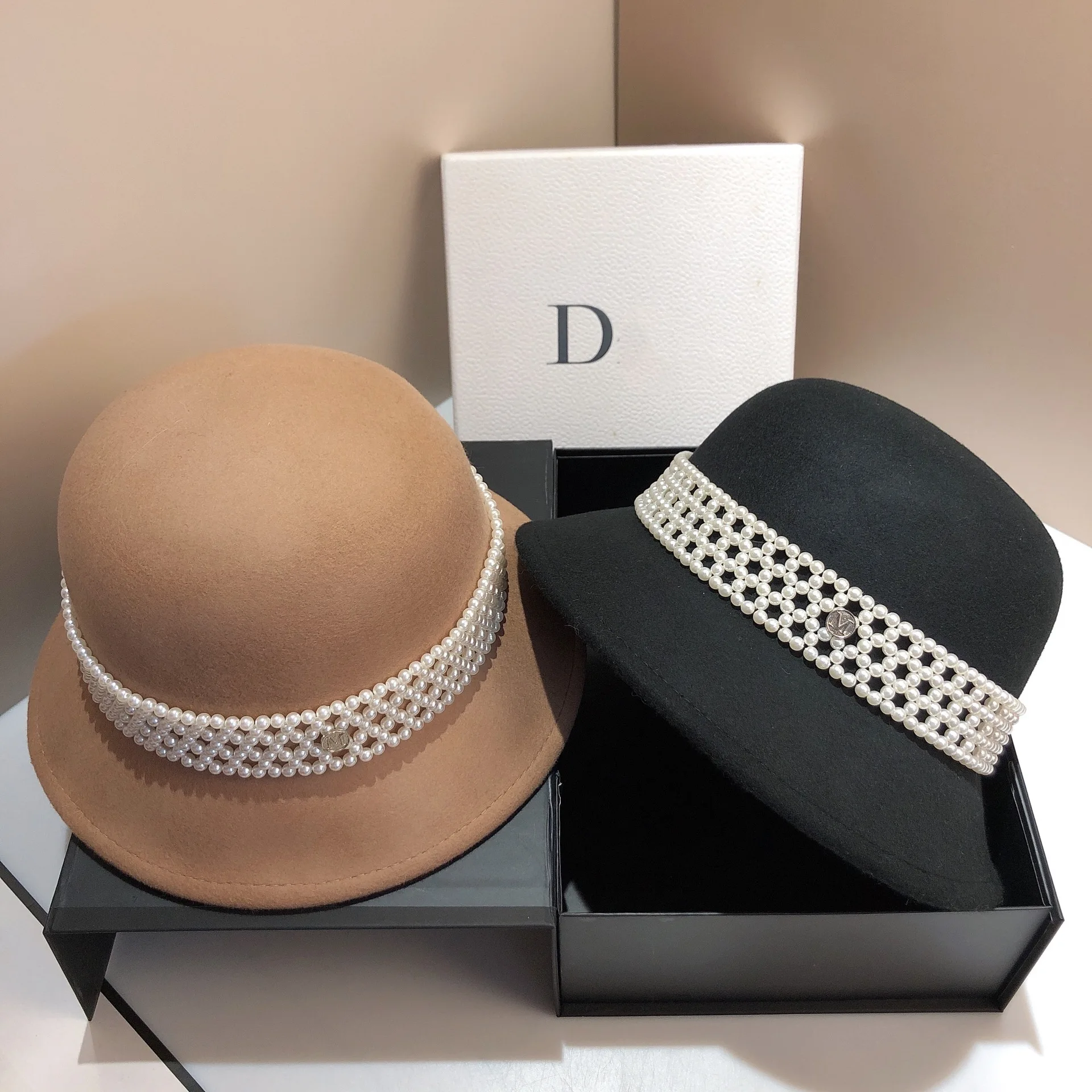 French autumn and winter wool pot hat Fashion hand woven pearl hat Korean version elegant lady woolen hat
French autumn and winter wool pot hat Fashion hand woven pearl hat Korean version elegant lady woolen hat