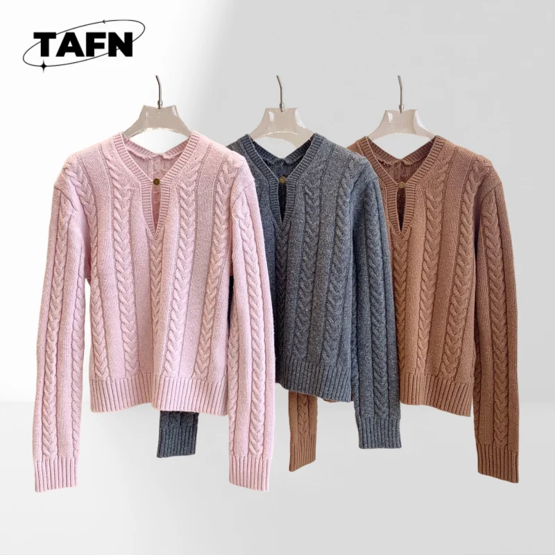 Chic Cashmere Sweater for Women, Elegant and Soft for Layering in Winter Cozy & Timeless Design for Cold Days AK1221
Chic Cashmere Sweater for Women, Elegant and Soft for Layering in Winter Cozy & Timeless Design for Cold Days AK1221