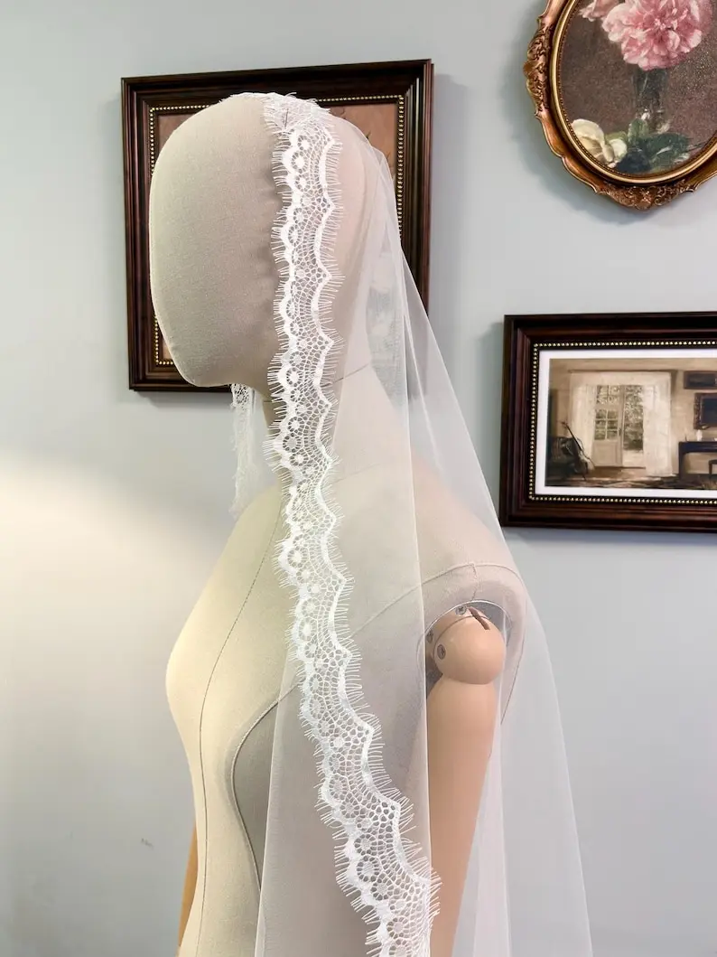 Lace Trim Bridal Veil Mantilla Wedding Veil Fingertip 1 Tier Veil with Comb Customized length and Accept bulk orders
Lace Trim Bridal Veil Mantilla Wedding Veil Fingertip 1 Tier Veil with Comb Customized length and Accept bulk orders