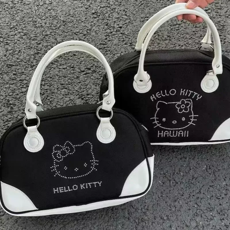 Sanrio Hello Kitty Sparkling Diamond Bowling Bag Stylish Casual Handbag Black And White Versatile Commuting Niche Crossbody Bag
Sanrio Hello Kitty Sparkling Diamond Bowling Bag Stylish Casual Handbag Black And White Versatile Commuting Niche Crossbody Bag
