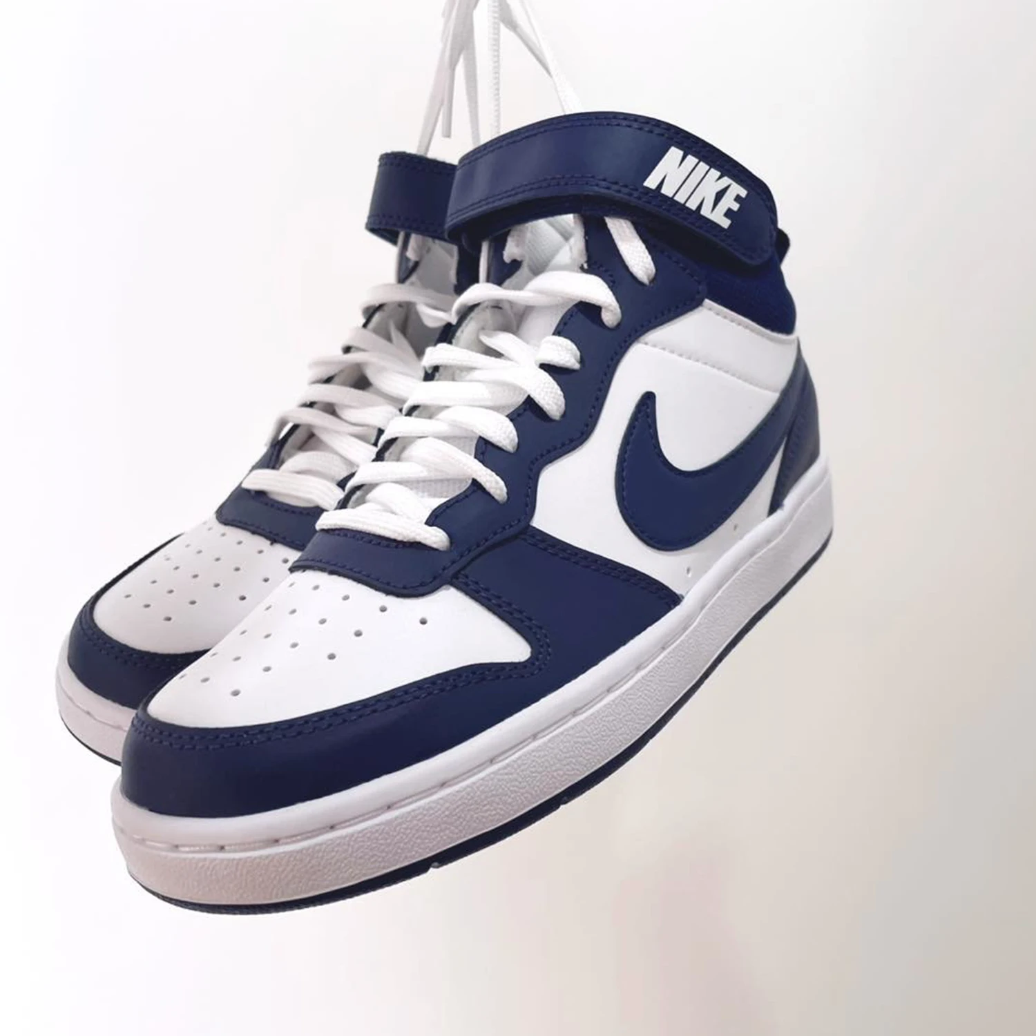 Nike Authentic Jordan 1 Mid AJ1 Women's GS Youth Casual Shoes 554725-174
Nike Authentic Jordan 1 Mid AJ1 Women's GS Youth Casual Shoes 554725-174
