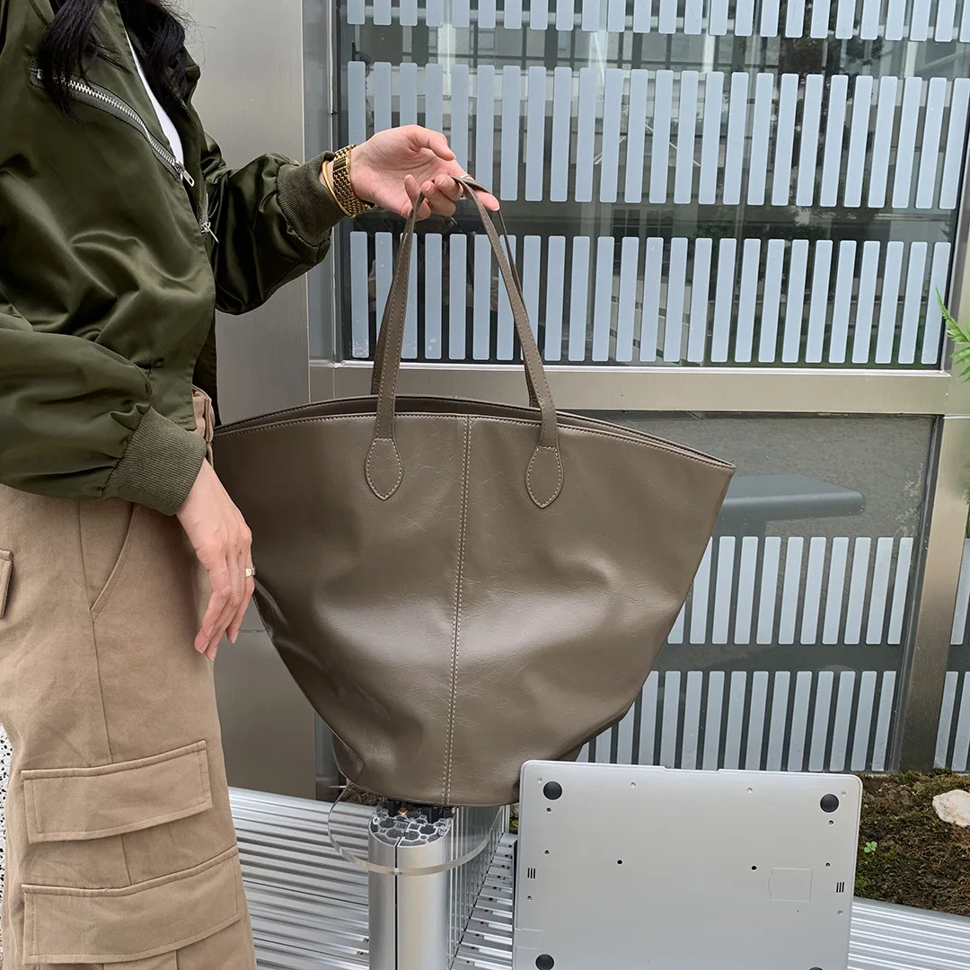 Осенне-зимняя женская повседневная сумка большой вместимости в стиле ретро, новая мода, уникальный дизайн, масляная восковая сумка из искусственной кожи, сумка для покупок
Осенне-зимняя женская повседневная сумка большой вместимости в стиле ретро, новая мода, уникальный дизайн, масляная восковая сумка из искусственной кожи, сумка для покупок