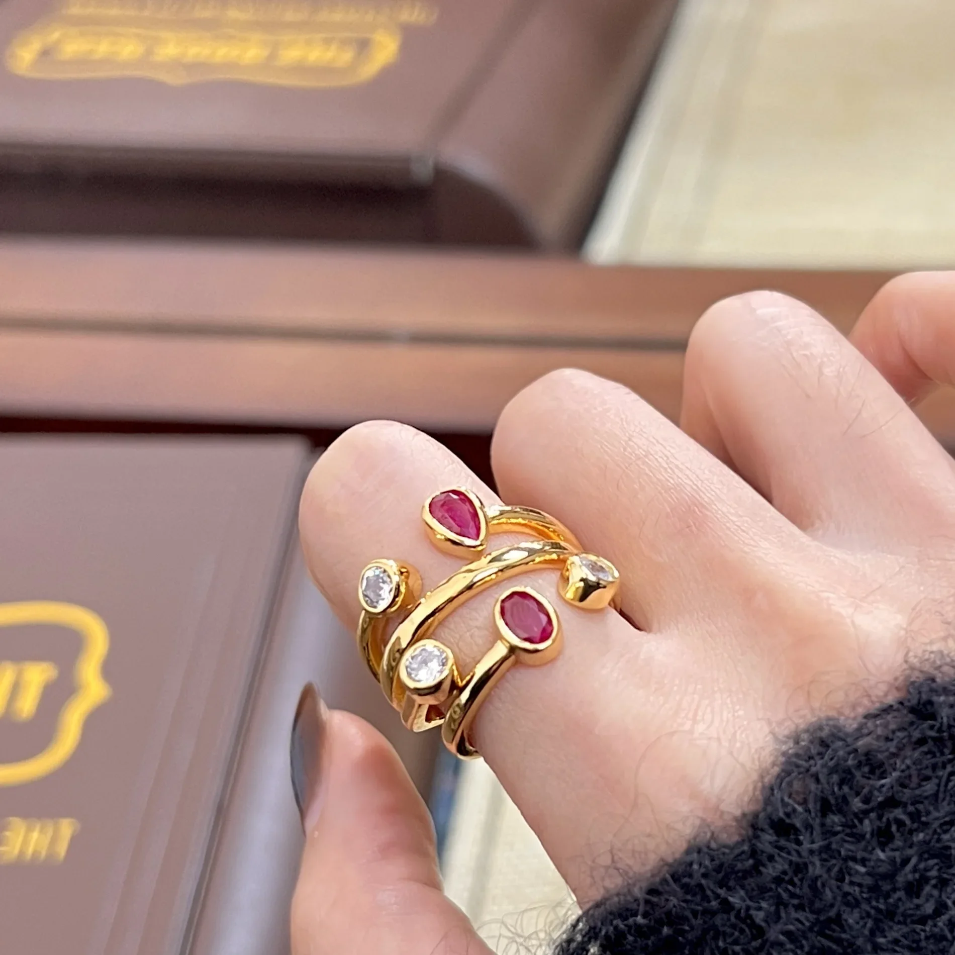 Light luxury high-end Irregular shape red green two-color diamond rings for women unique design retro ring banquet jewelry
Light luxury high-end Irregular shape red green two-color diamond rings for women unique design retro ring banquet jewelry