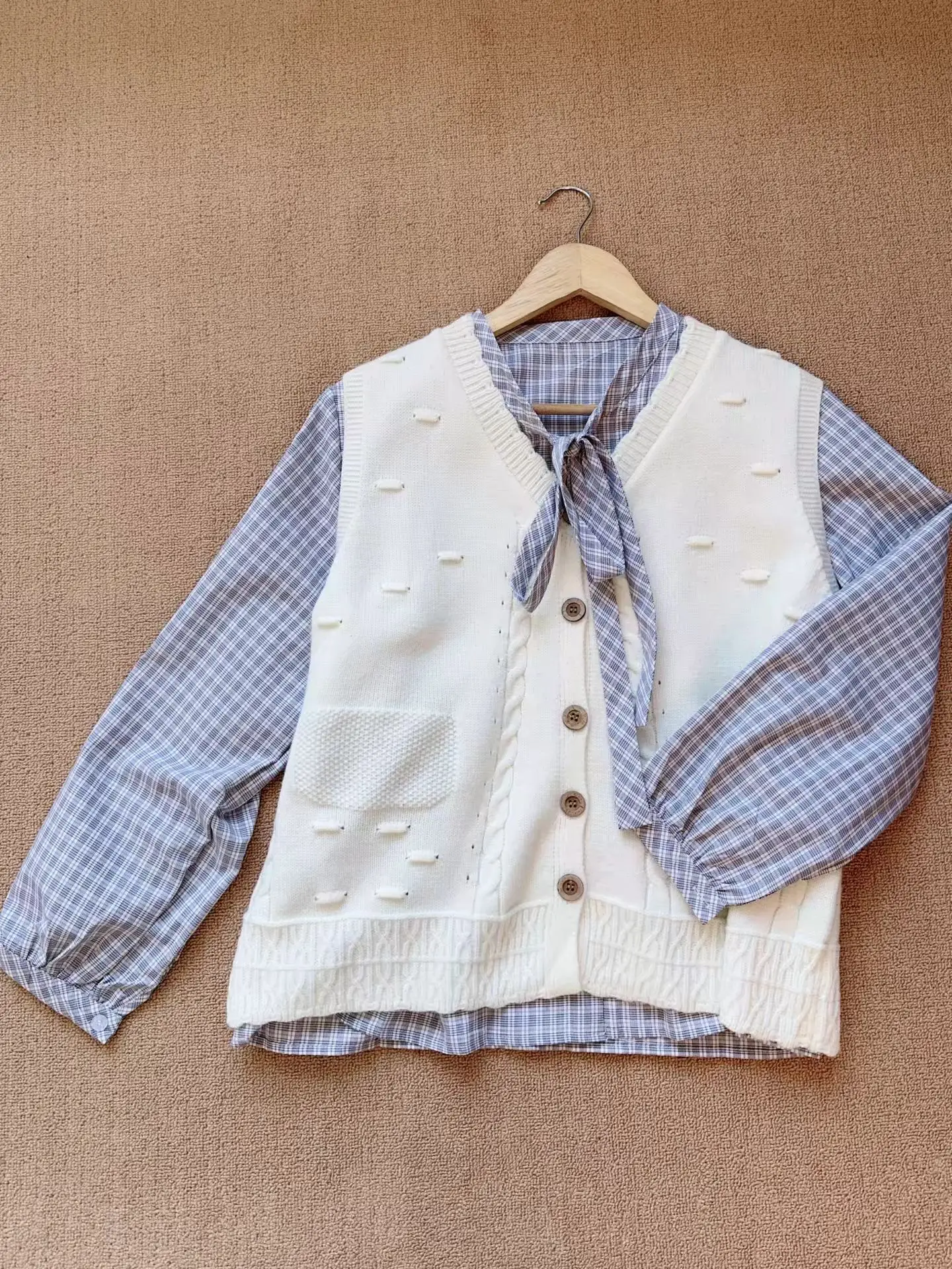 College Style Beige Knitted Cardigan Vest Women's Autumn Winter Sweet Girl Layering Knot Plaid Shirt Two Piece Set
College Style Beige Knitted Cardigan Vest Women's Autumn Winter Sweet Girl Layering Knot Plaid Shirt Two Piece Set