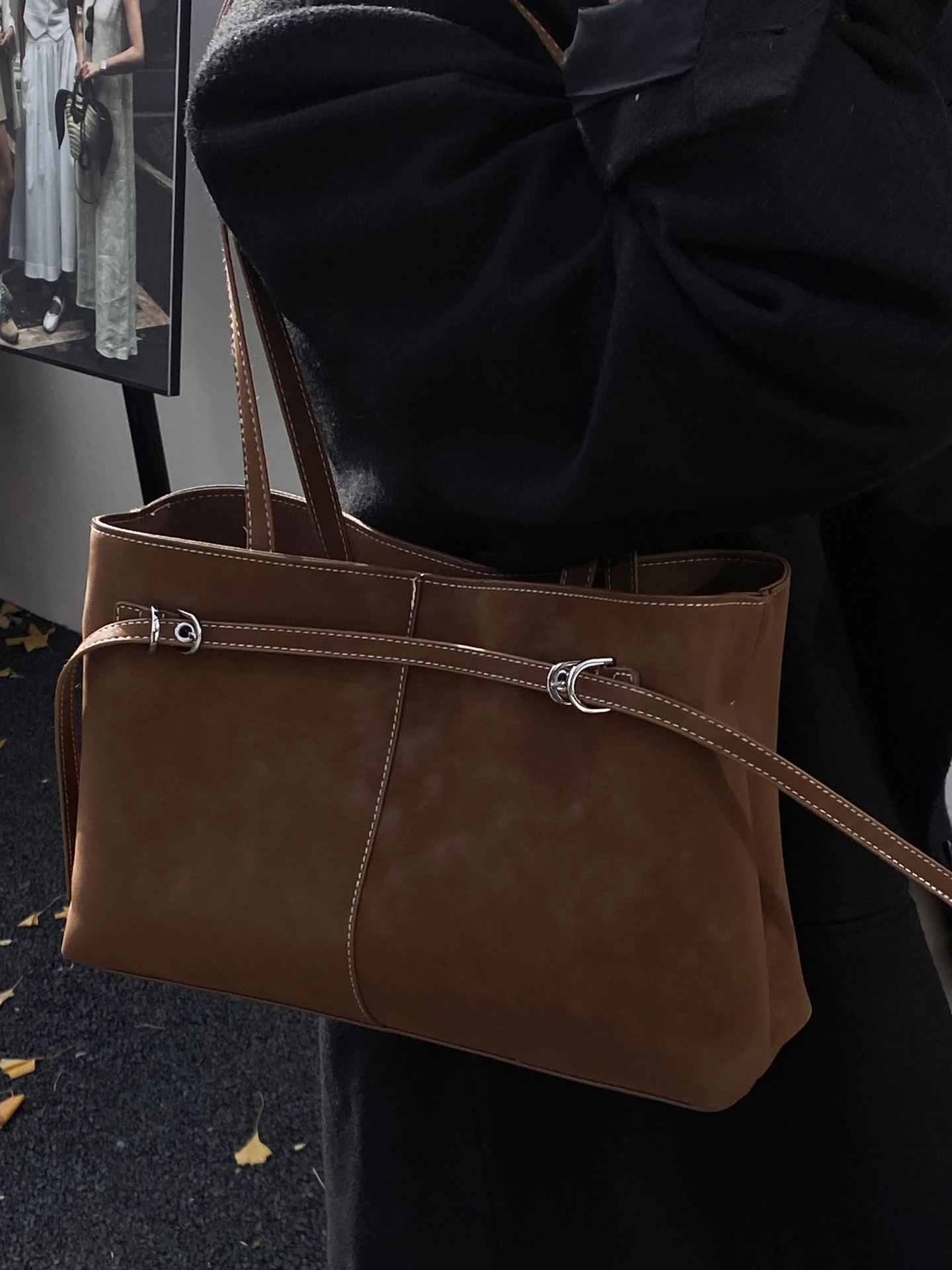 Vintage Large Capaci Women's oulder Bag 2026 New Faion Commuter Tote Bag Casual Simple Sle Magnetic Bule Closure
Vintage Large Capaci Women's oulder Bag 2026 New Faion Commuter Tote Bag Casual Simple Sle Magnetic Bule Closure