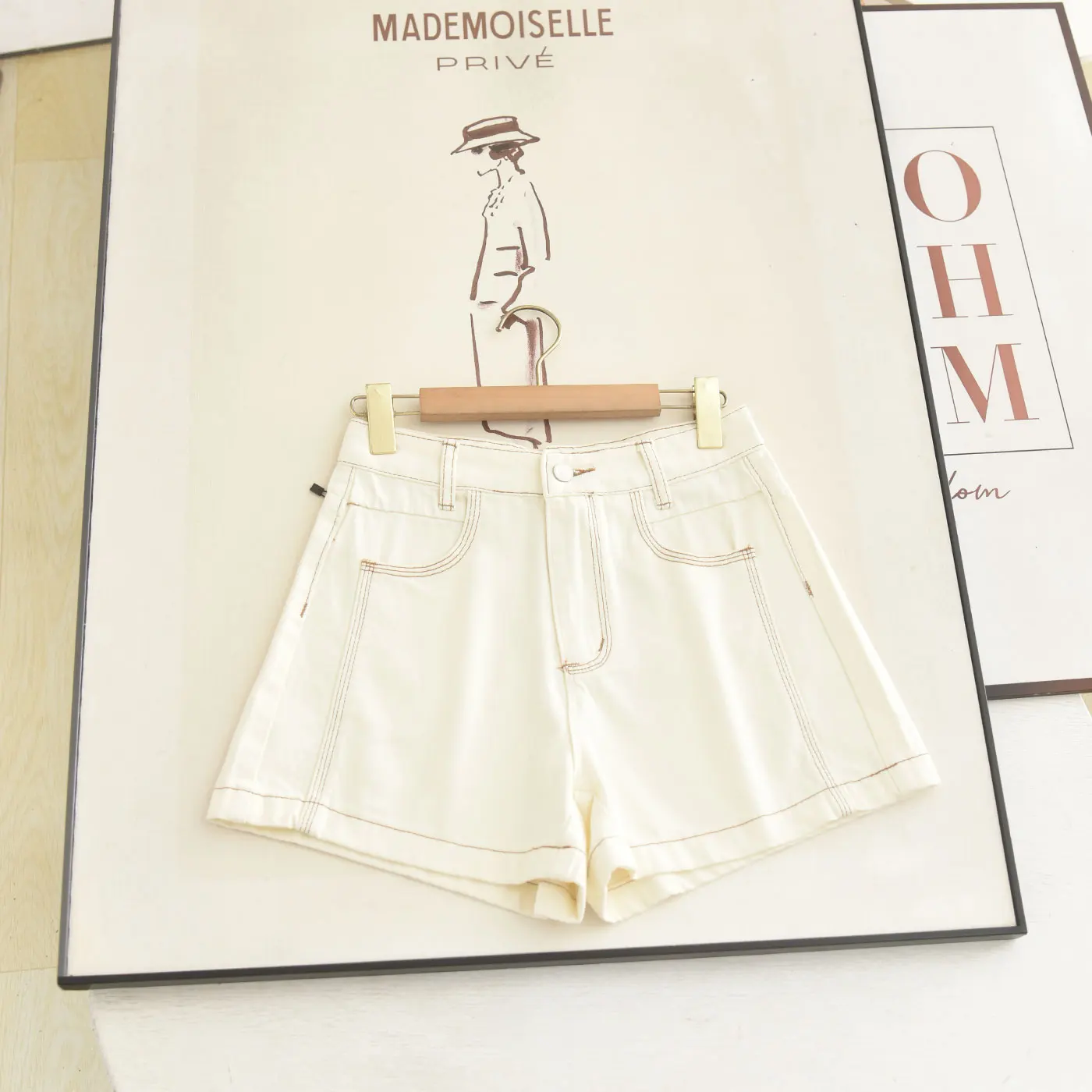 Summer 2026 High Waist A-Line Shorts Poetic License's Versatile Light Beige Denim Shorts with Distinctive Stitching Design
Summer 2026 High Waist A-Line Shorts Poetic License's Versatile Light Beige Denim Shorts with Distinctive Stitching Design
