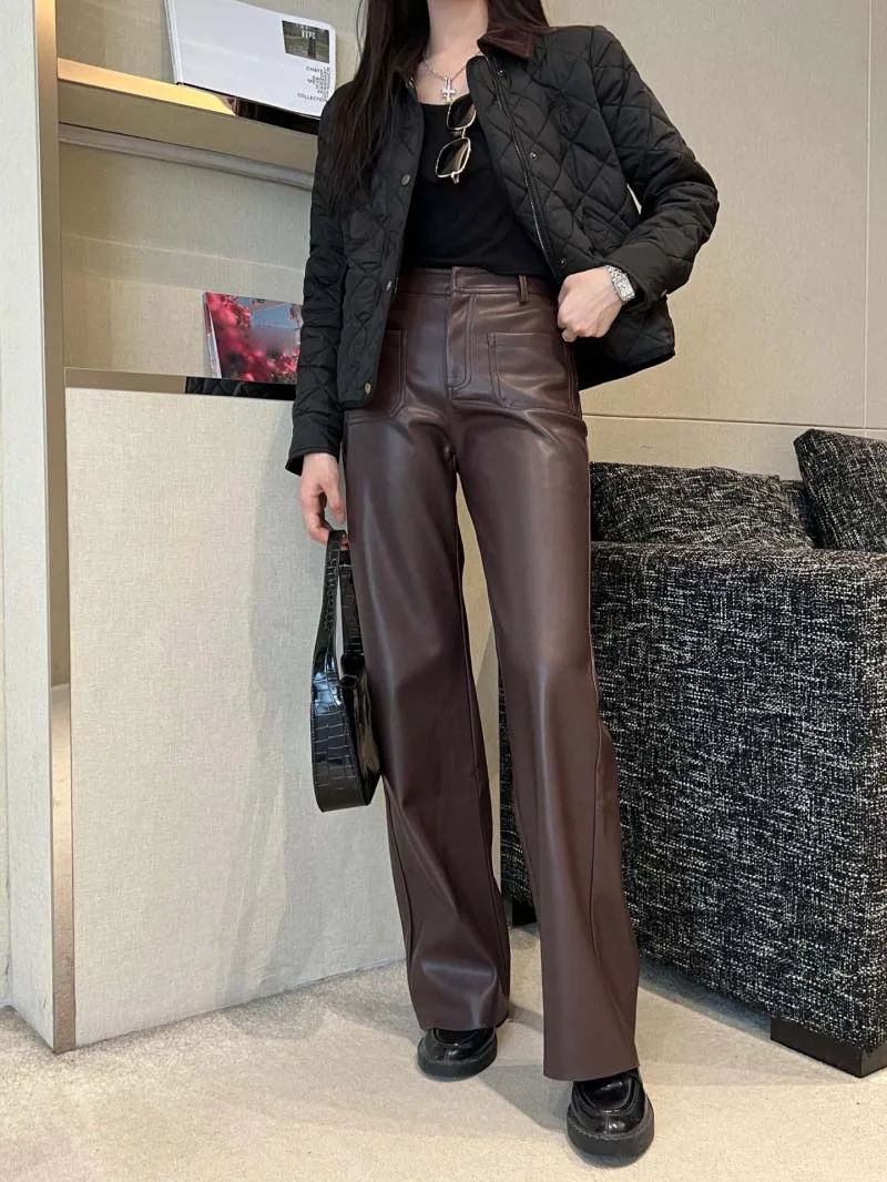 Small and trendy women's pants, fashionable and stylish, with a hip hugging and slimming effect. PU leather straight leg pants
Small and trendy women's pants, fashionable and stylish, with a hip hugging and slimming effect. PU leather straight leg pants