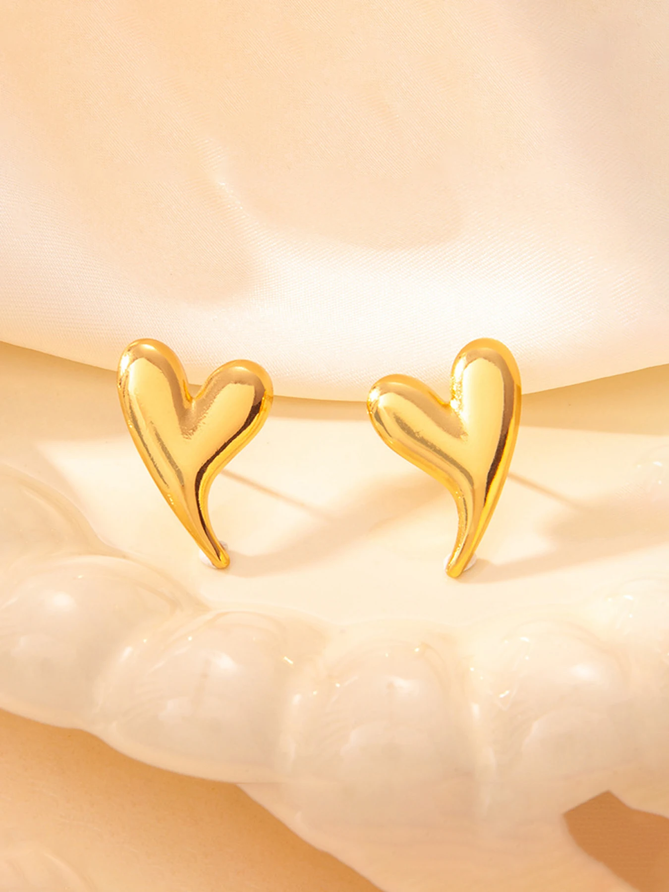 Stainless Steel Heart-Shaped Stud Earrings, Asymmetrical Design, Fashionable High-End Style, Versatile Jewelry for All Seasons
Stainless Steel Heart-Shaped Stud Earrings, Asymmetrical Design, Fashionable High-End Style, Versatile Jewelry for All Seasons