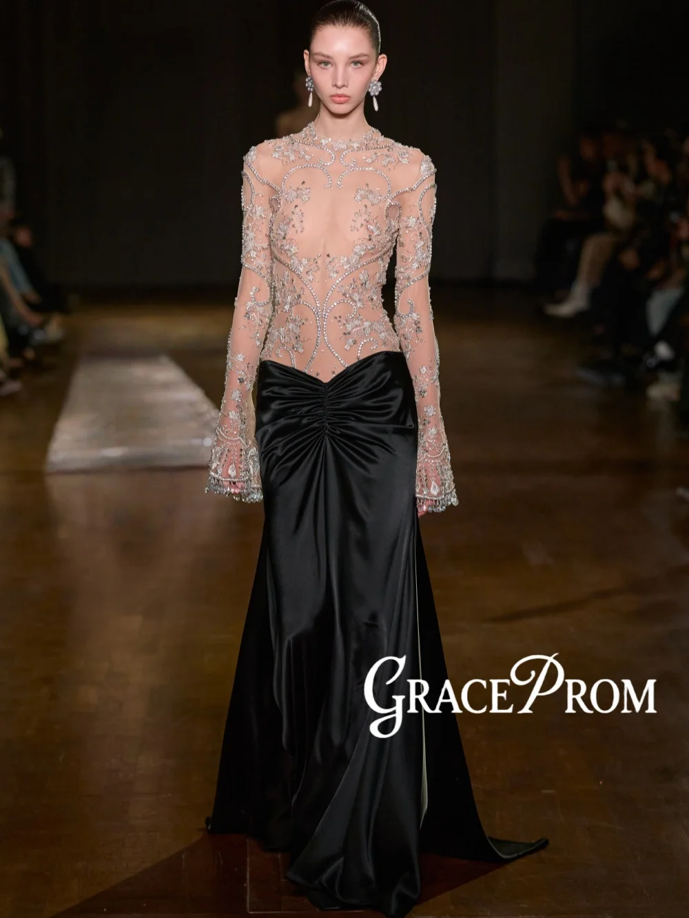 Opulent Pleated Black Satin Evening Dress Dazzling Beaded Appliques Wedding Party Gown Customized Illusion Long Banquet Gowns
Opulent Pleated Black Satin Evening Dress Dazzling Beaded Appliques Wedding Party Gown Customized Illusion Long Banquet Gowns