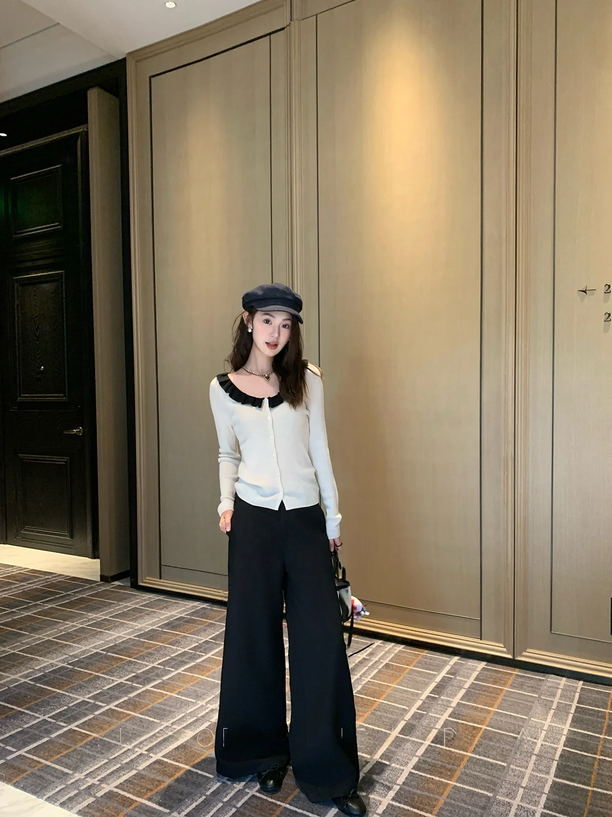 Женские повседневные брюки Bla с высокой талией и широкими штанинами, свободные, стройнящие, универсальные, длинные, осенняя новинка Yang Bubble
Женские повседневные брюки Bla с высокой талией и широкими штанинами, свободные, стройнящие, универсальные, длинные, осенняя новинка Yang Bubble