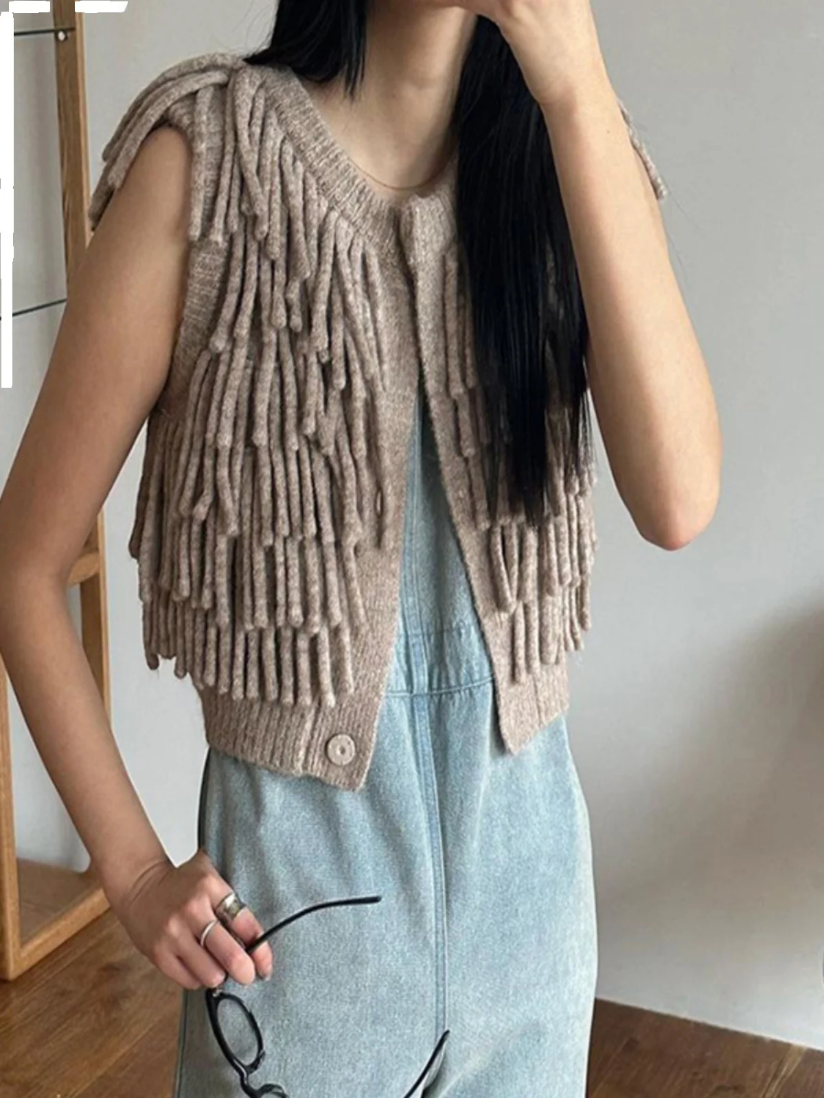 Short Knitted Woolen Cardigan Women's Fashion Spring 2025 Vintage Style round Neck Open Front Coat with Tassel Detail
Short Knitted Woolen Cardigan Women's Fashion Spring 2025 Vintage Style round Neck Open Front Coat with Tassel Detail